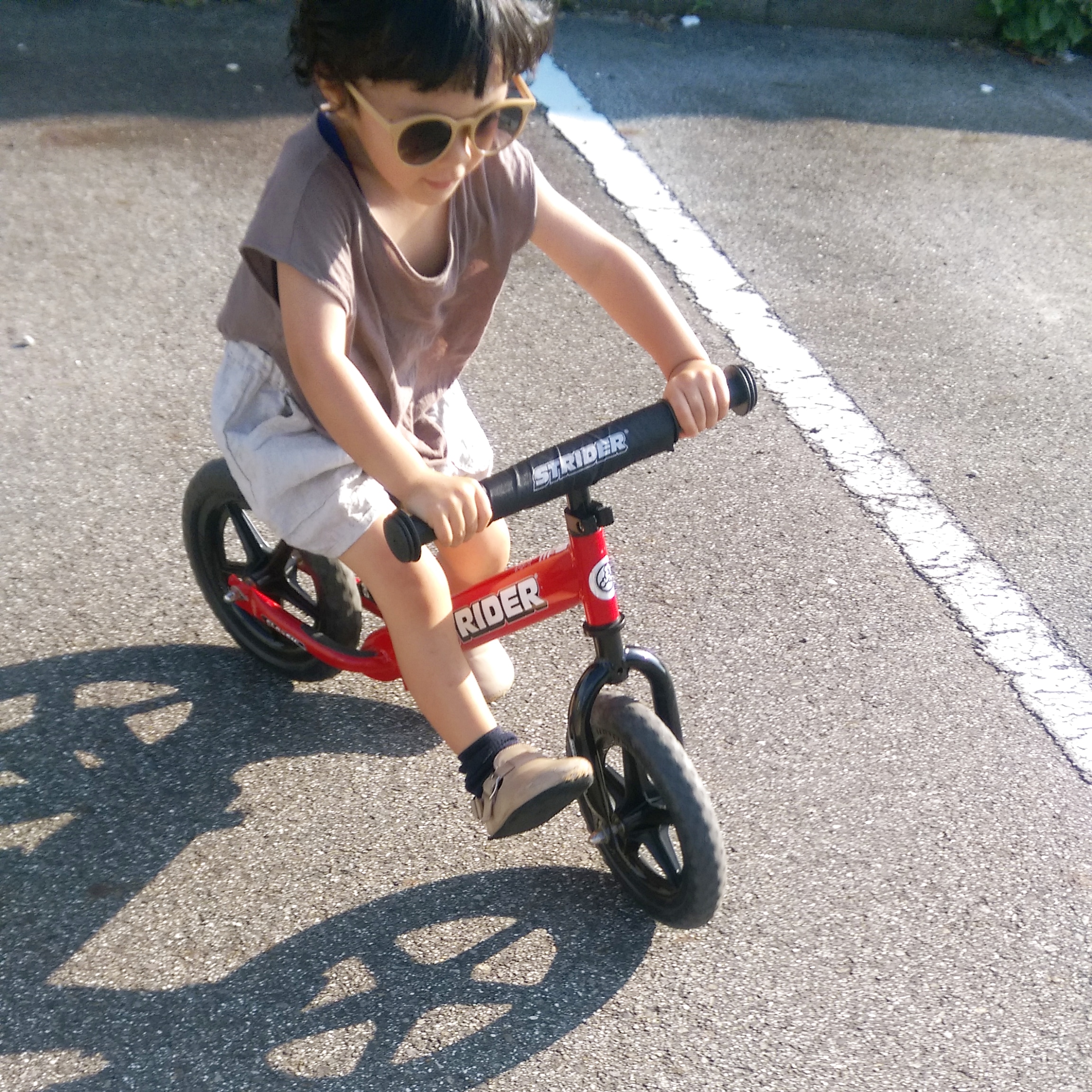 眩しい日差しや紫外線から子供の眼を優しく守ってくれるサングラス☆近日発売予定です♪
