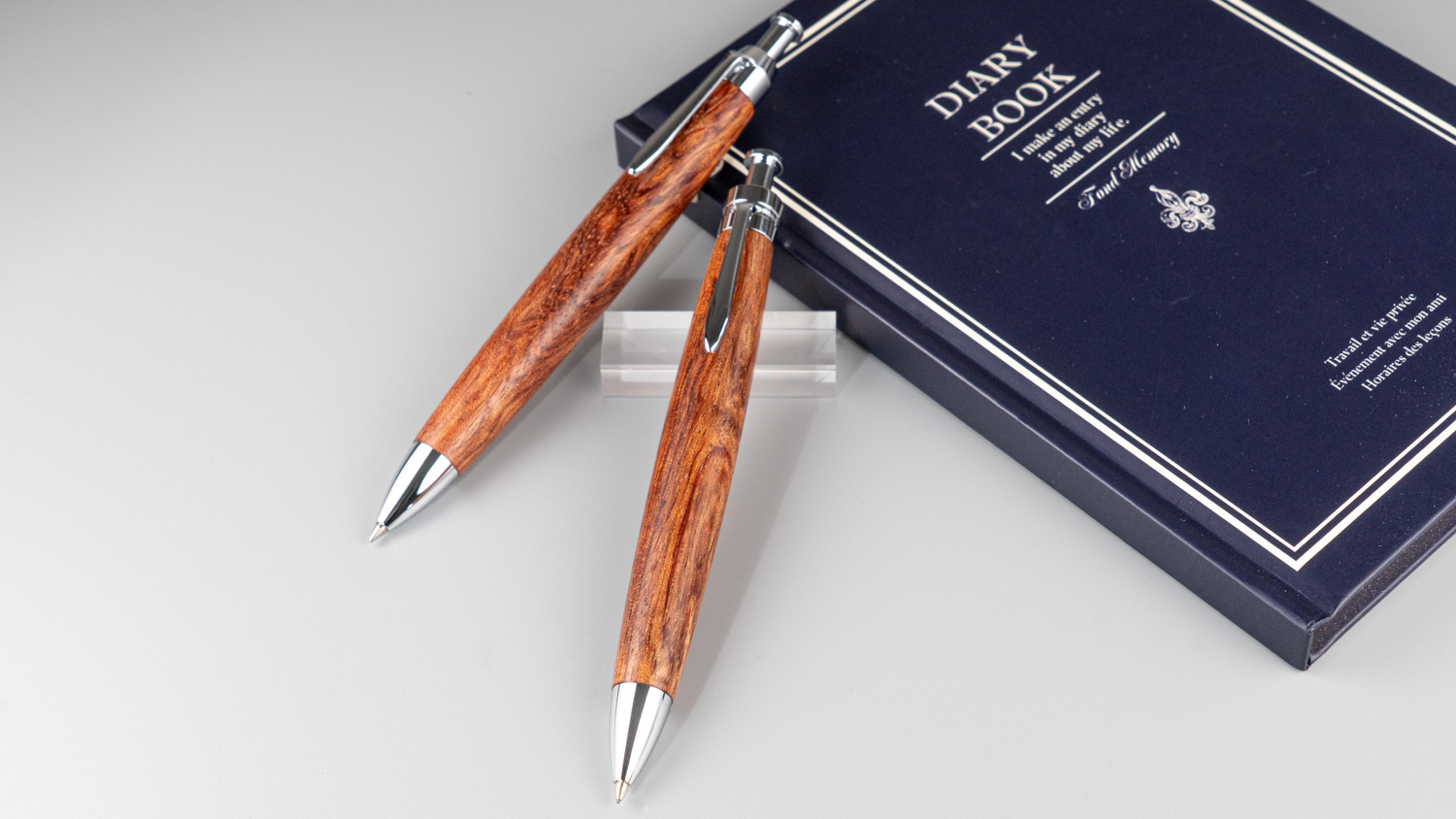 細かな木目と、縮み杢のような美しいツヤ。ブビンガ上杢のPenman JP