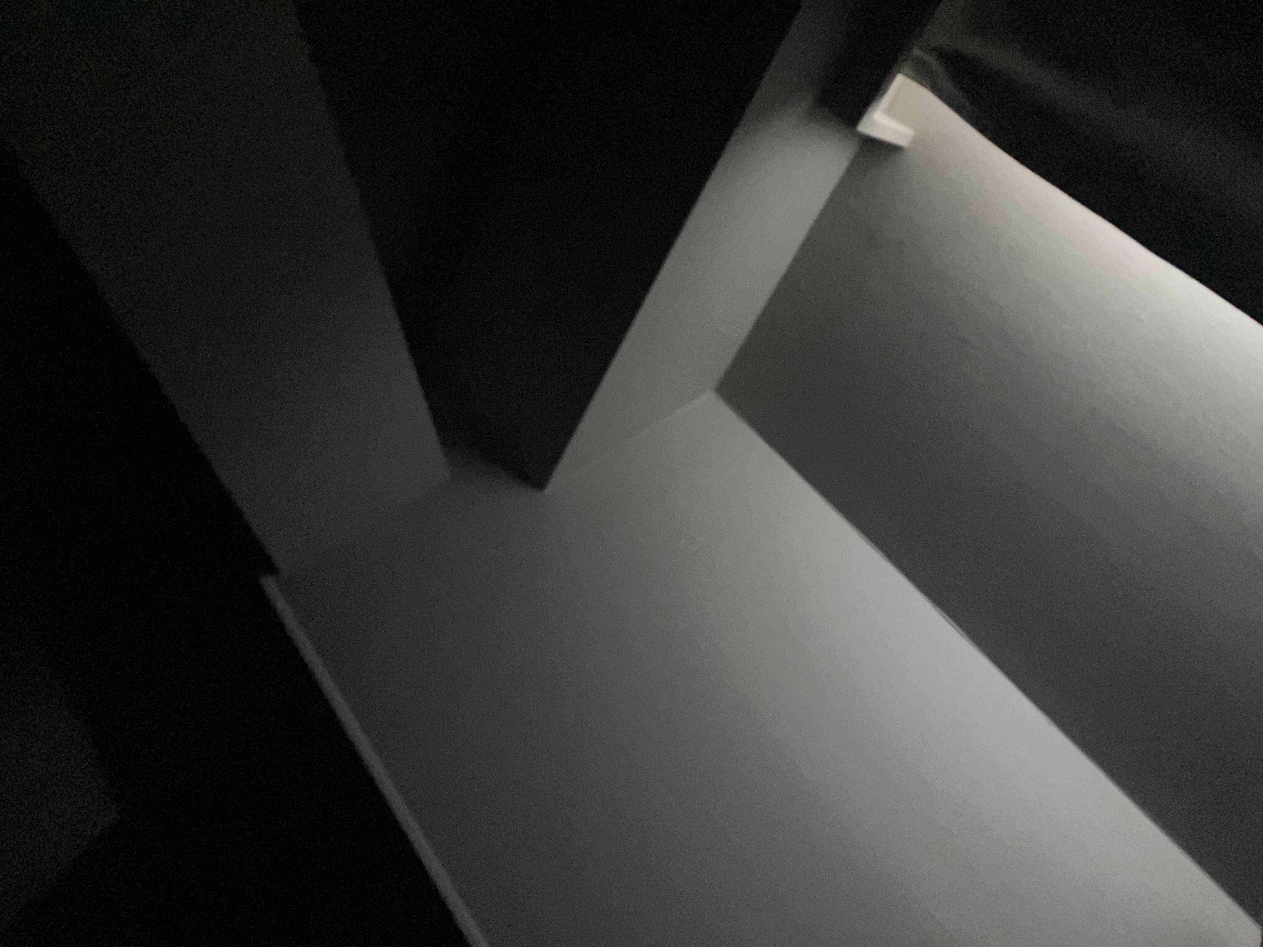 シンプルなラインのリングをページの前面に持ってきました。