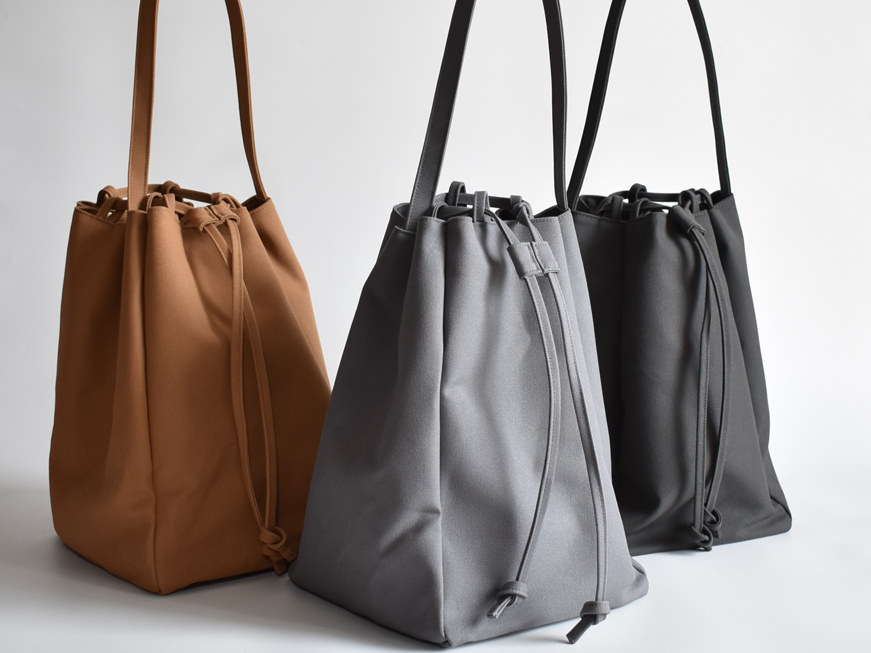 新作 機能美を装いに変えるワンハンドル巾着トートバッグ「RING TOTE BAG」