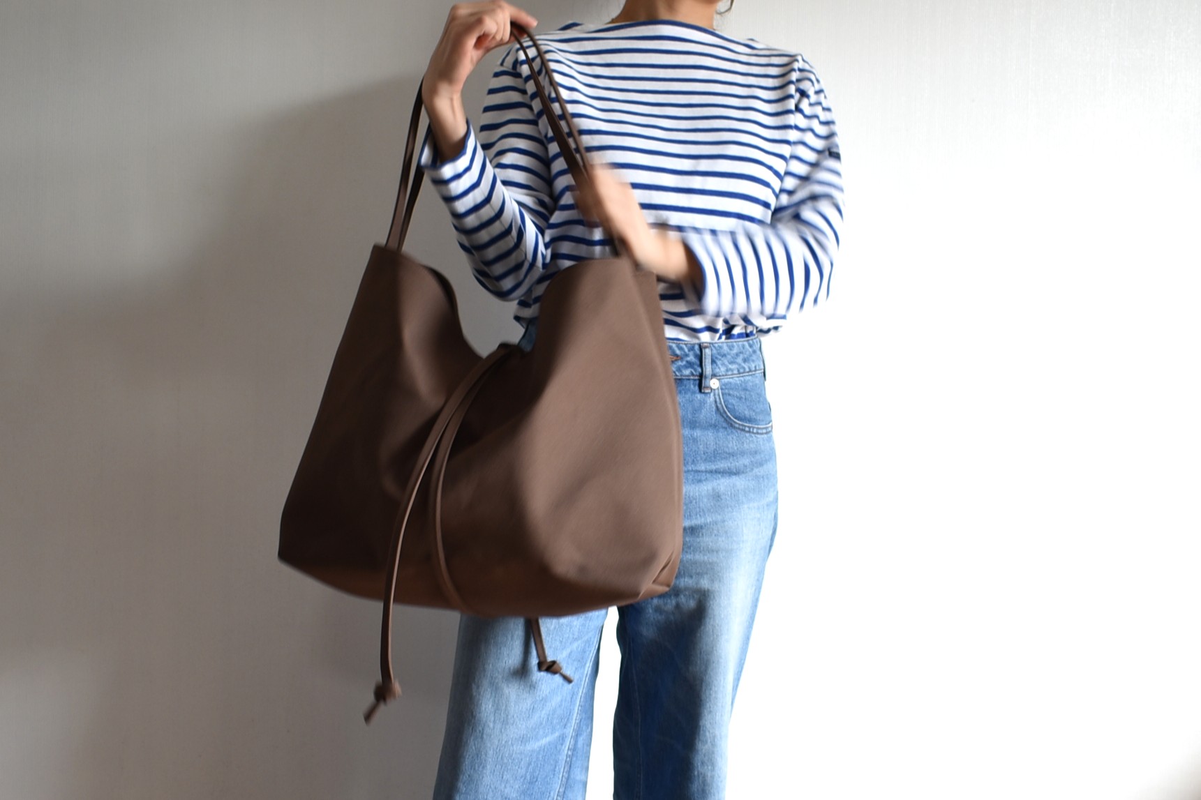 季節の移ろいを楽しむ、大人のブラウントートバッグ