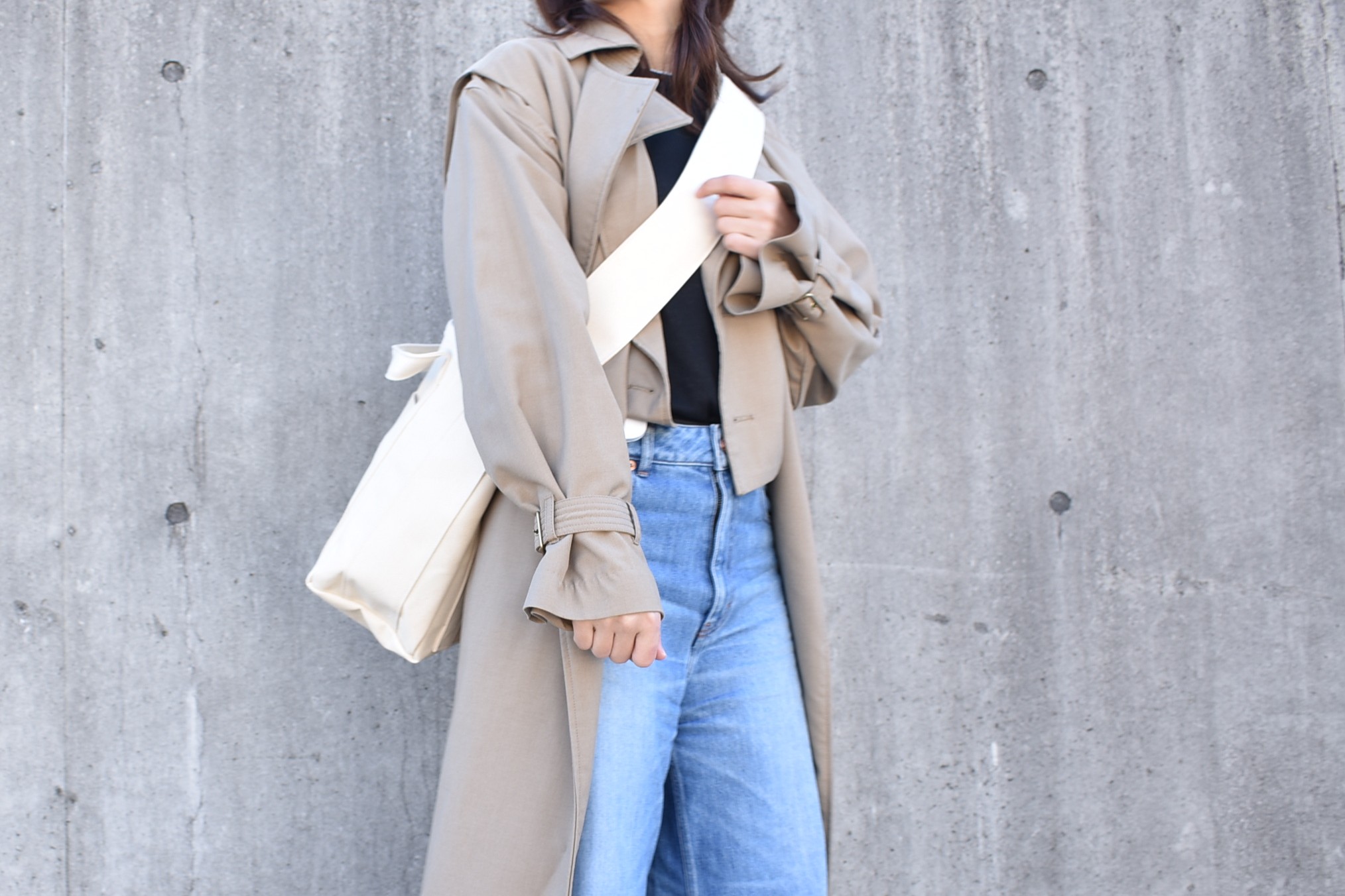 冬の街に馴染む「キナリトートバッグ」