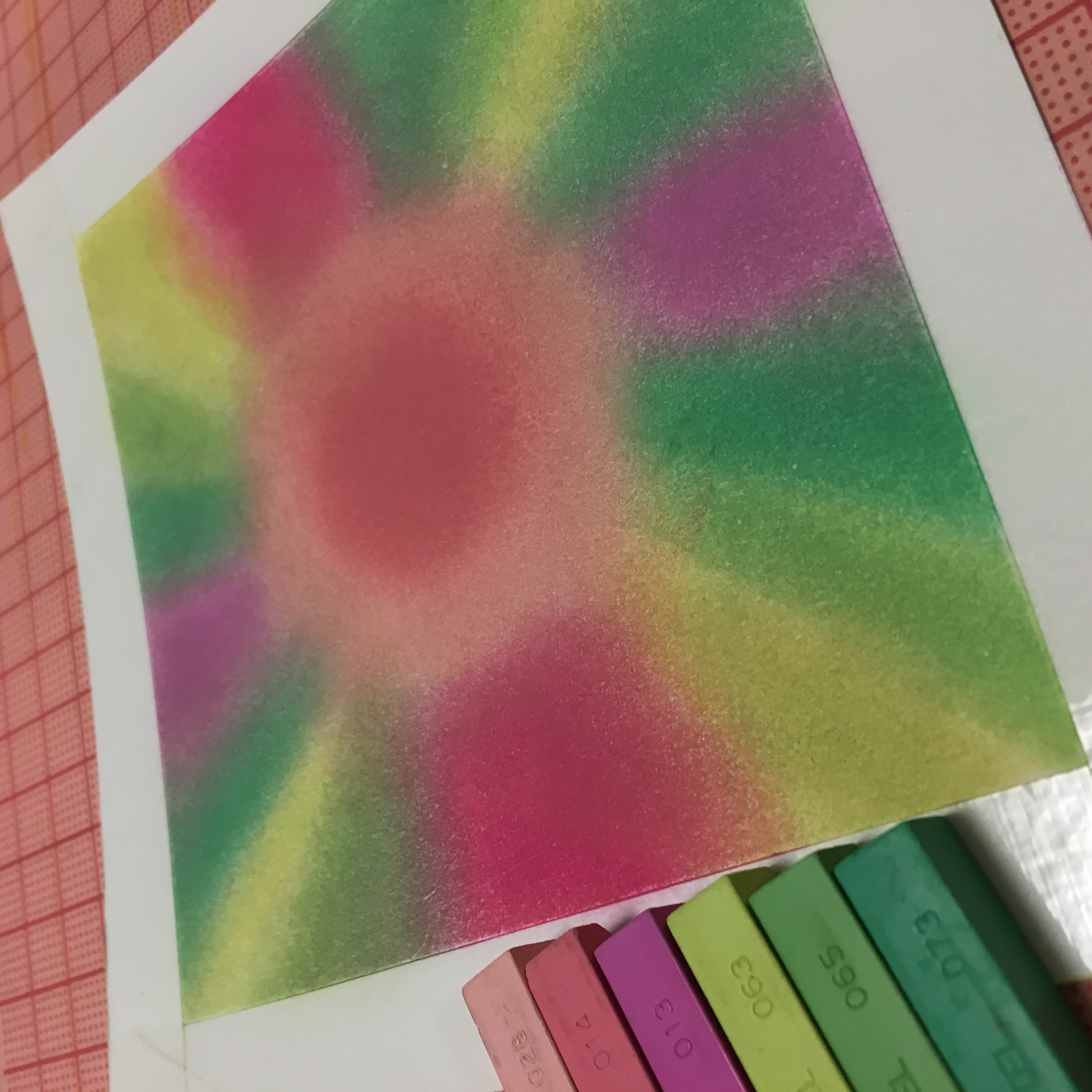 画用紙に指で直接、色を塗っているのでパワーやエネルギーを感じてもらえるといいな