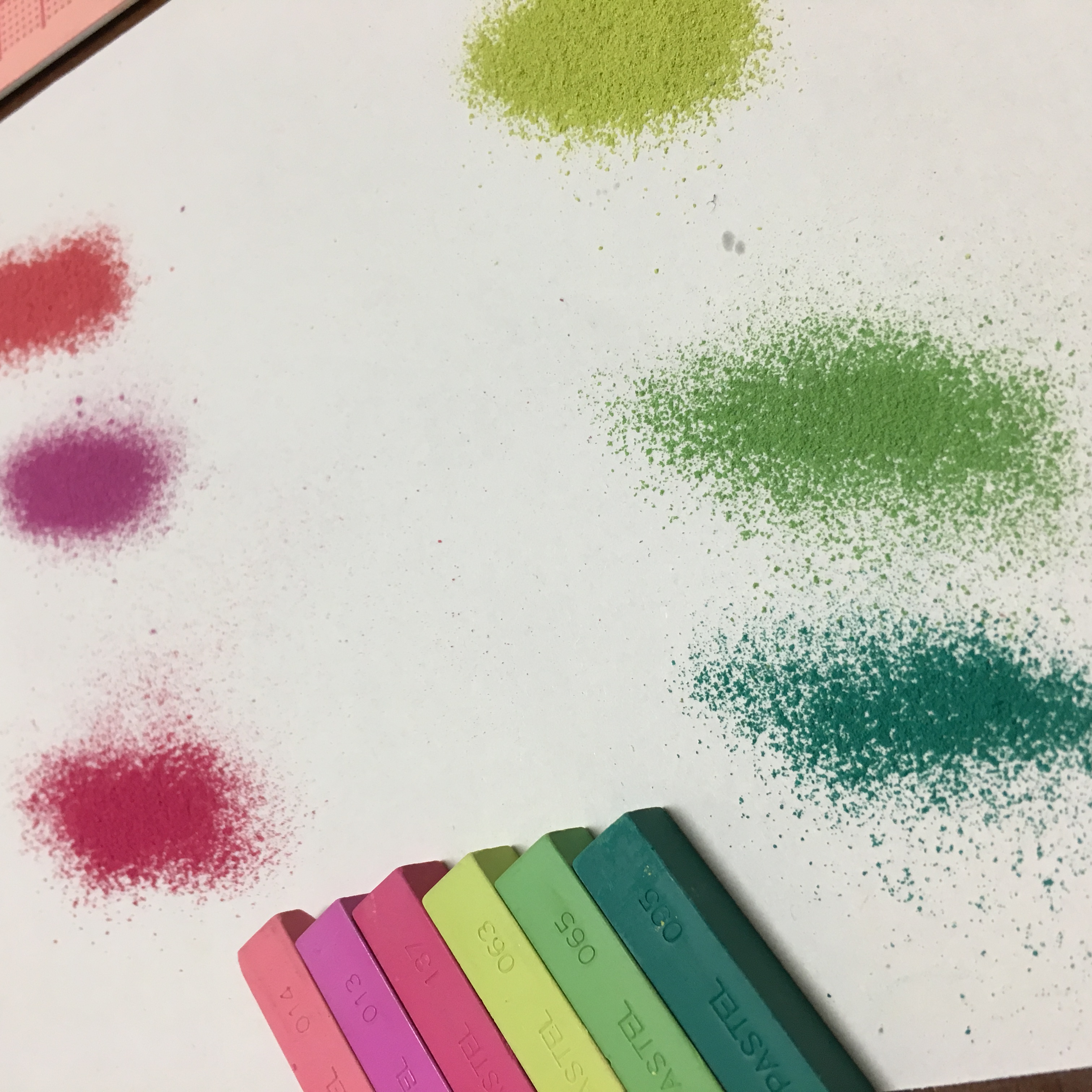 パステルを粉状にして左手で塗っていきます