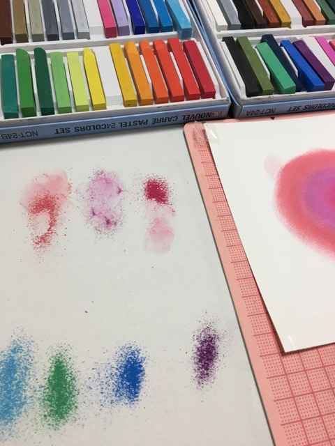 パステルでヒーリングアートを描いています。