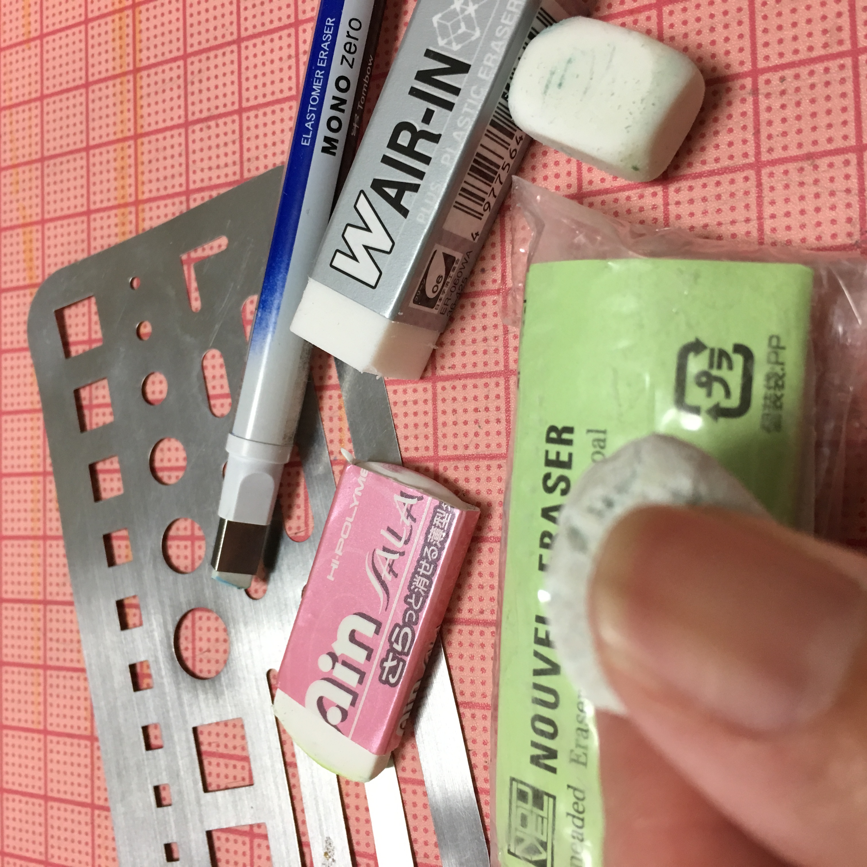 ステンシルを使い消しゴムで消しながらカタチを作っていきます