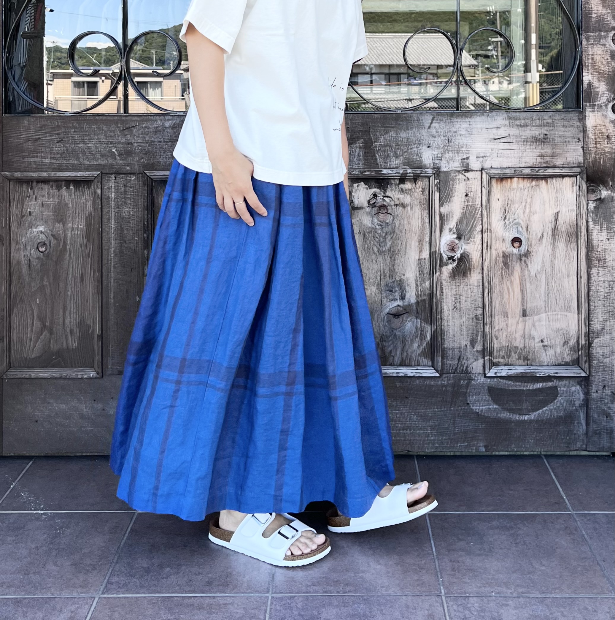 ・・きれいな青のスカートとロゴTシャツ・・