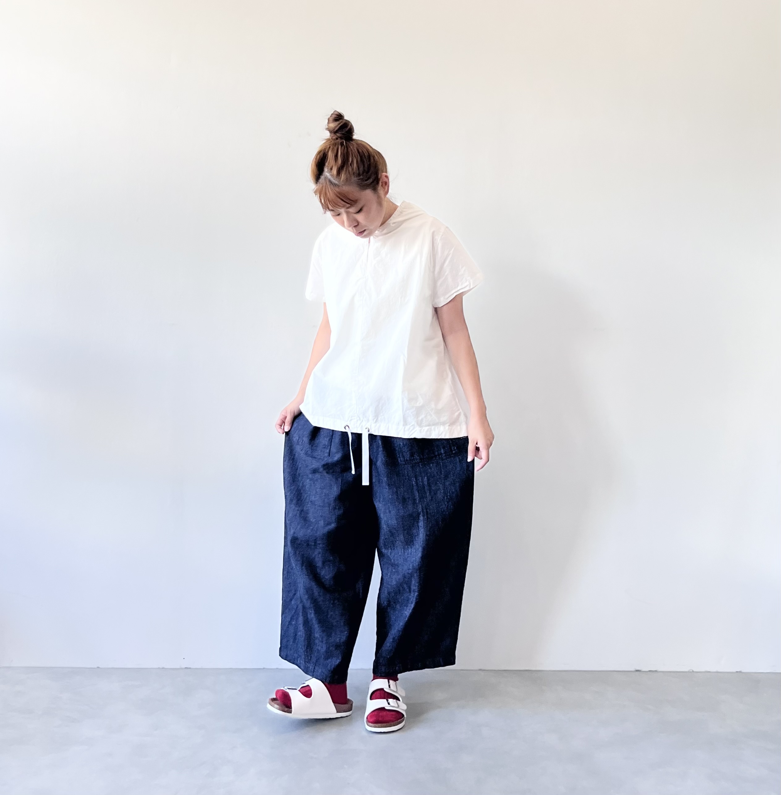 ・・ゆったり穿けるデニムパンツとリネンロングシャツ・・