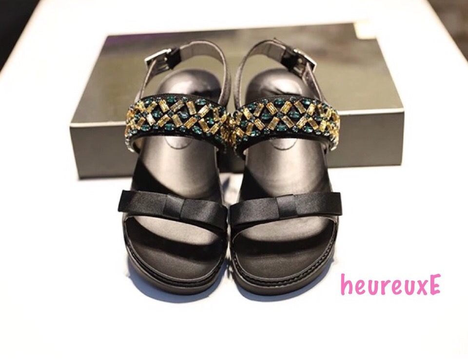 オシャレは足元から★キラキラっと美しく可愛らしい上質ビジュースポーツサンダルで注目の的♡