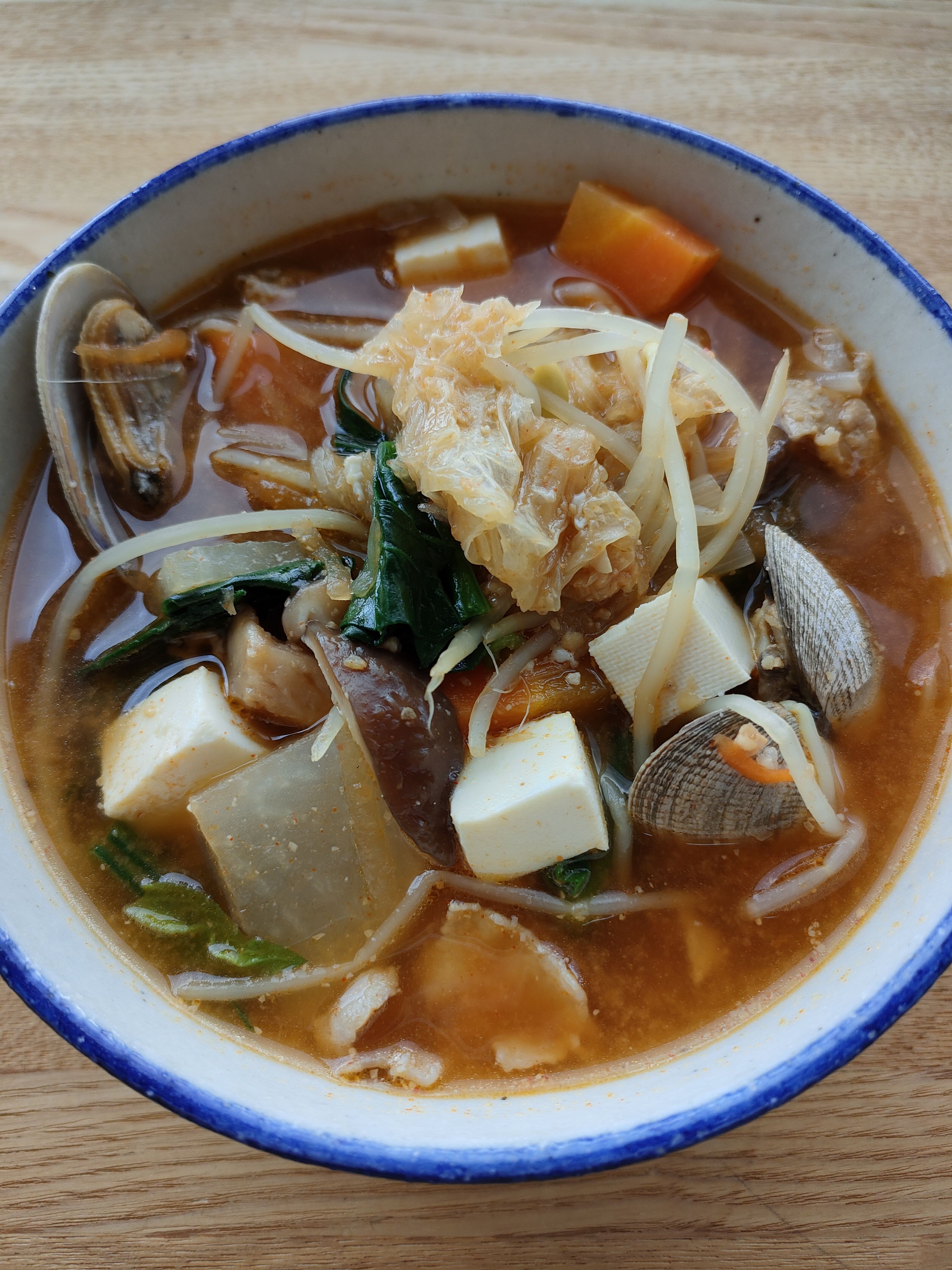 "おかず味噌汁"レシピ！あさり出汁のキムチ味噌スープ