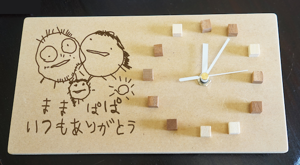 自分で描いた「絵」や文字で木の時計が作れます！