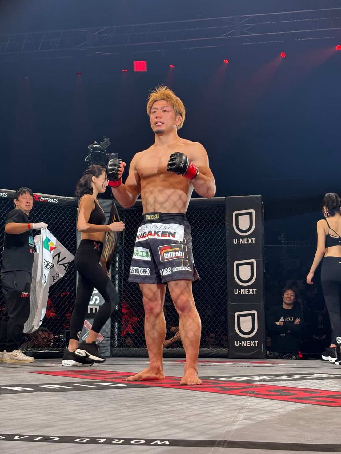 透暉鷹選手、見事なパウンドアウトによるTKO勝利