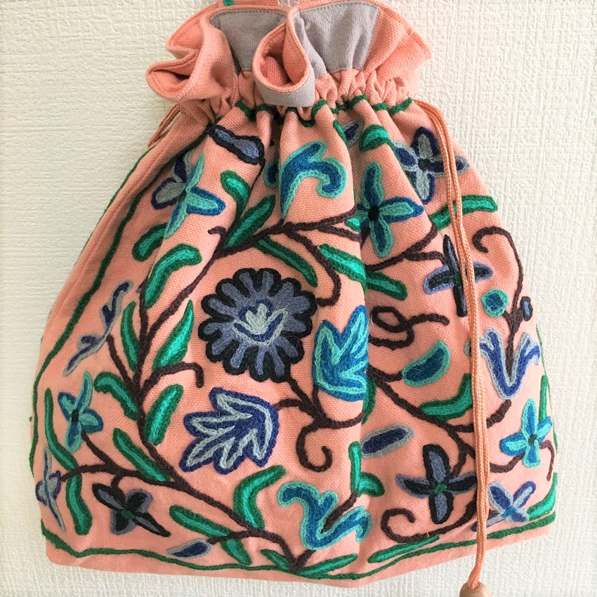 ネパールの刺繍バッグにトレンドカラーのピンク入荷！