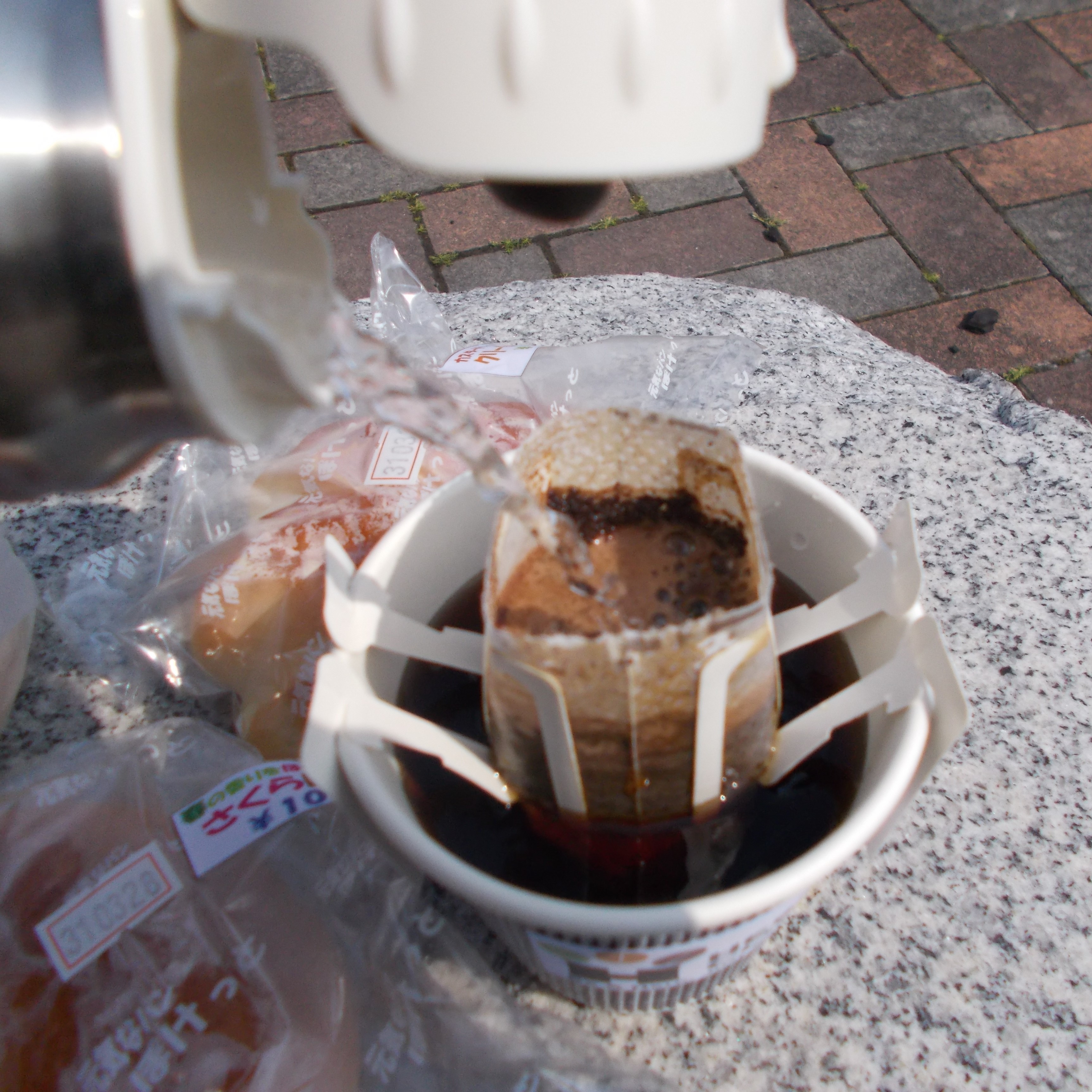 【琵琶湖のほとりでコーヒーで休息・・】