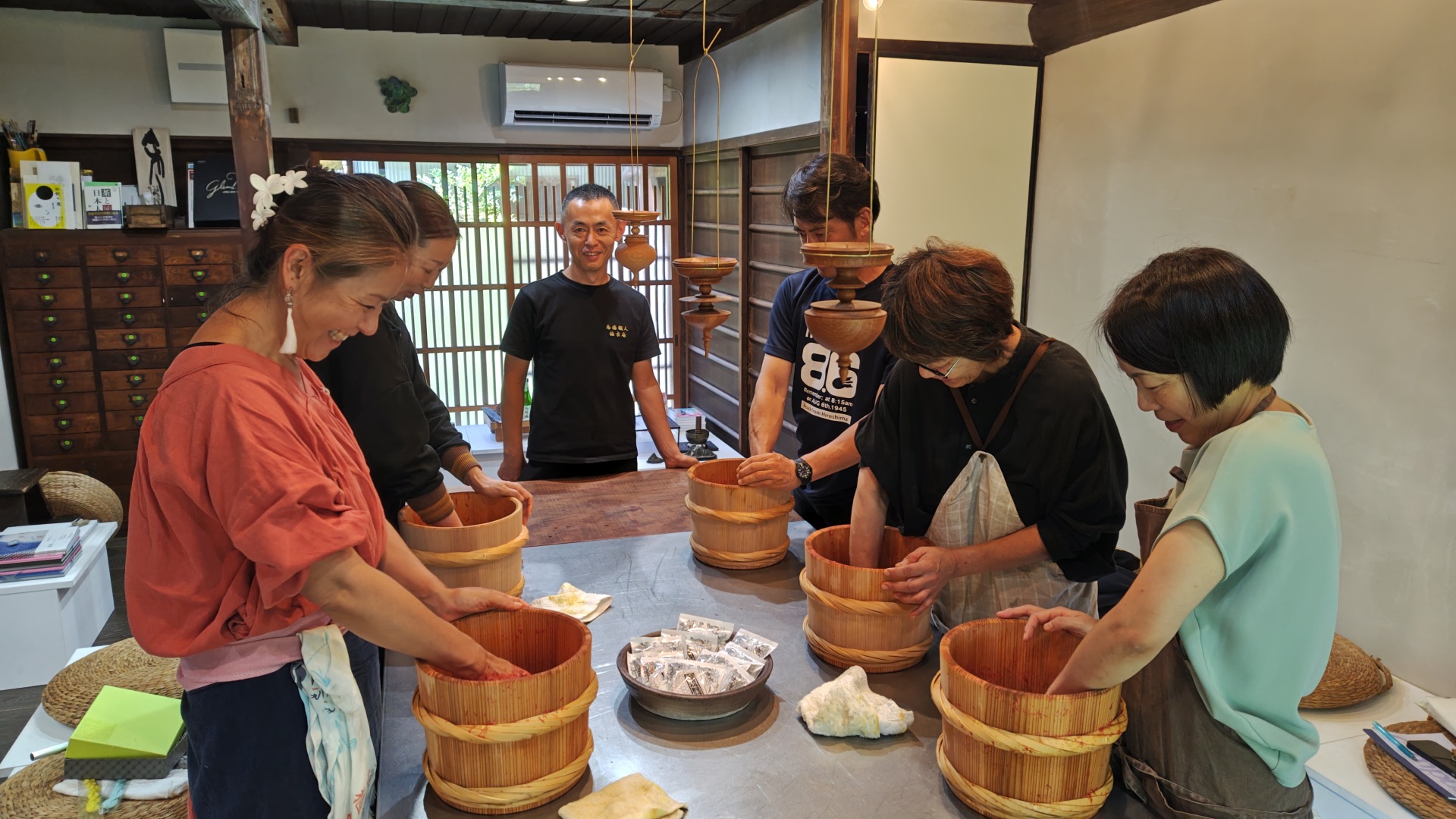 大人の寺子屋余白　烏梅紅花染め実習