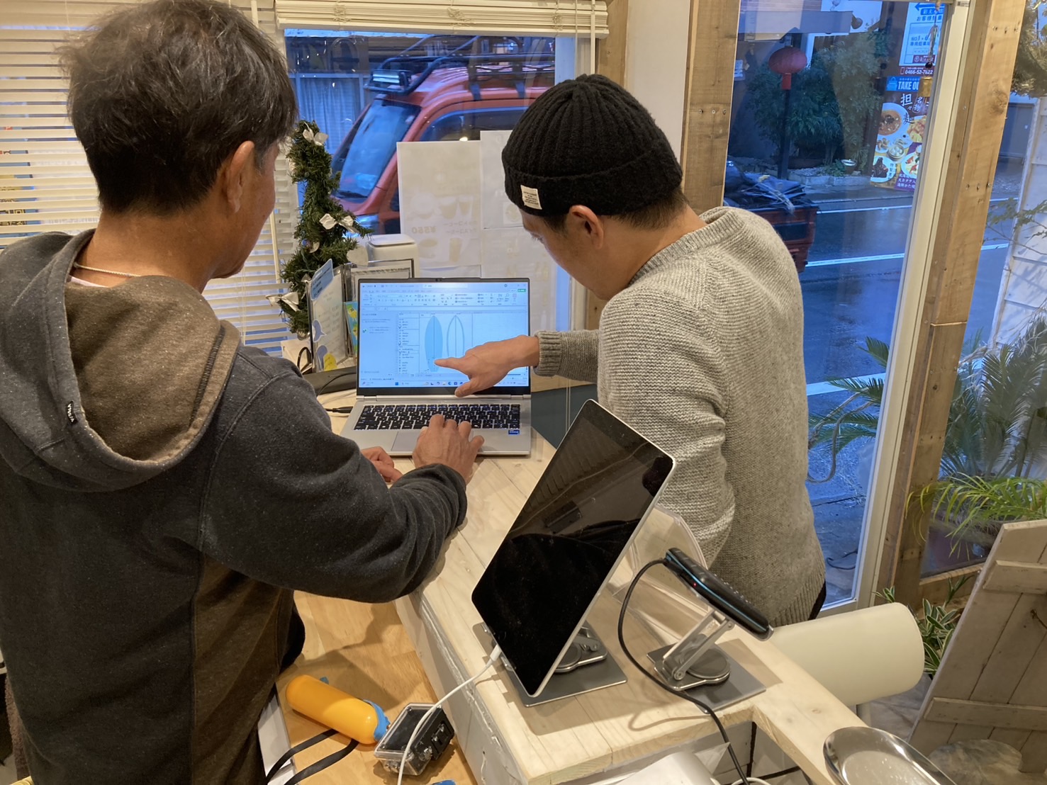 サーフボードオーダーフェア前夜の飛び込みオーダーです。