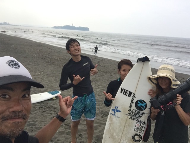 早朝の家族サーフィン
