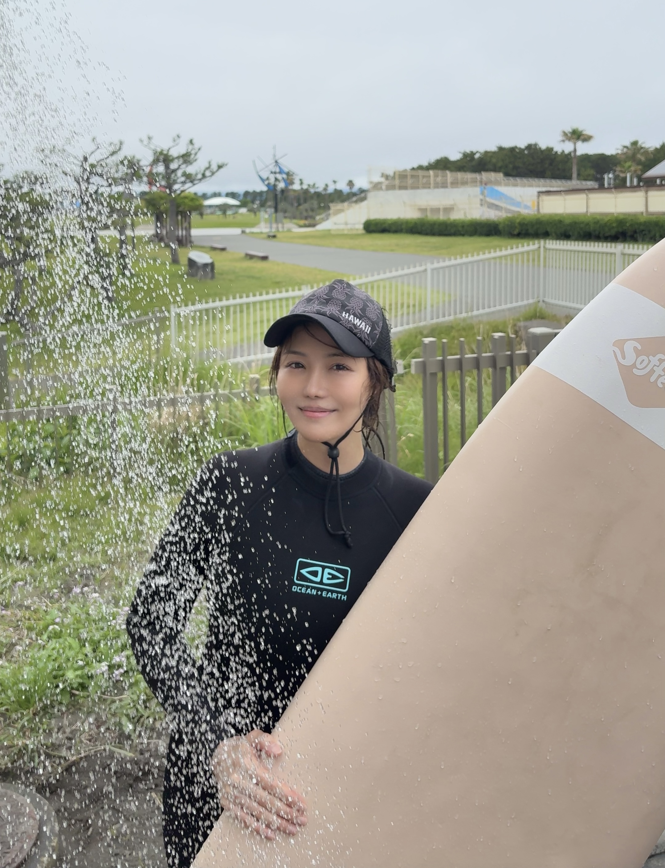 本日はロッカー会員様のご紹介で一般男性とリピーターのアスリート女子のサーフィン講習です。