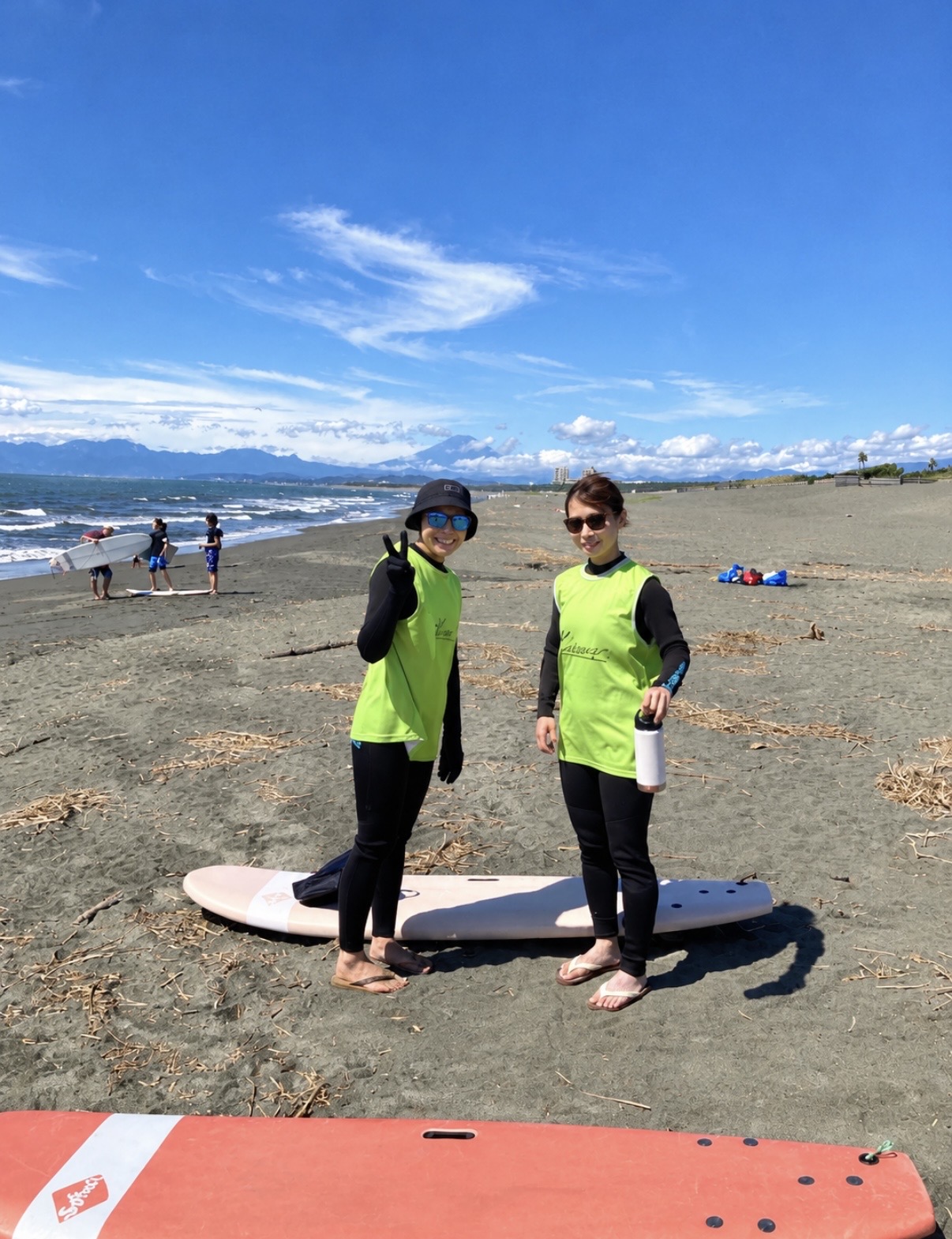 2名の女性のサーフィンスクールです