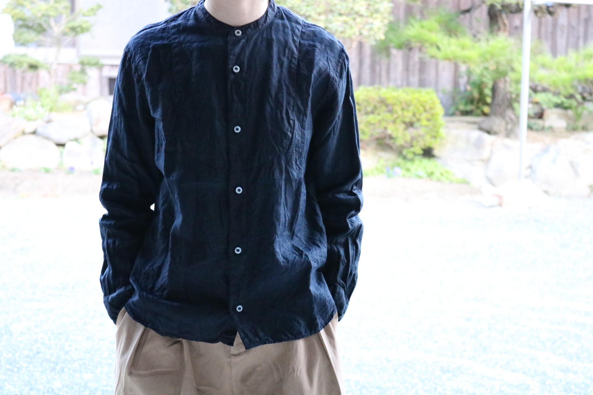 日々の暮らしに溶け込むシンプルな服を天然染で楽しむ♪ 宝島染工のリネン切替シャツ。