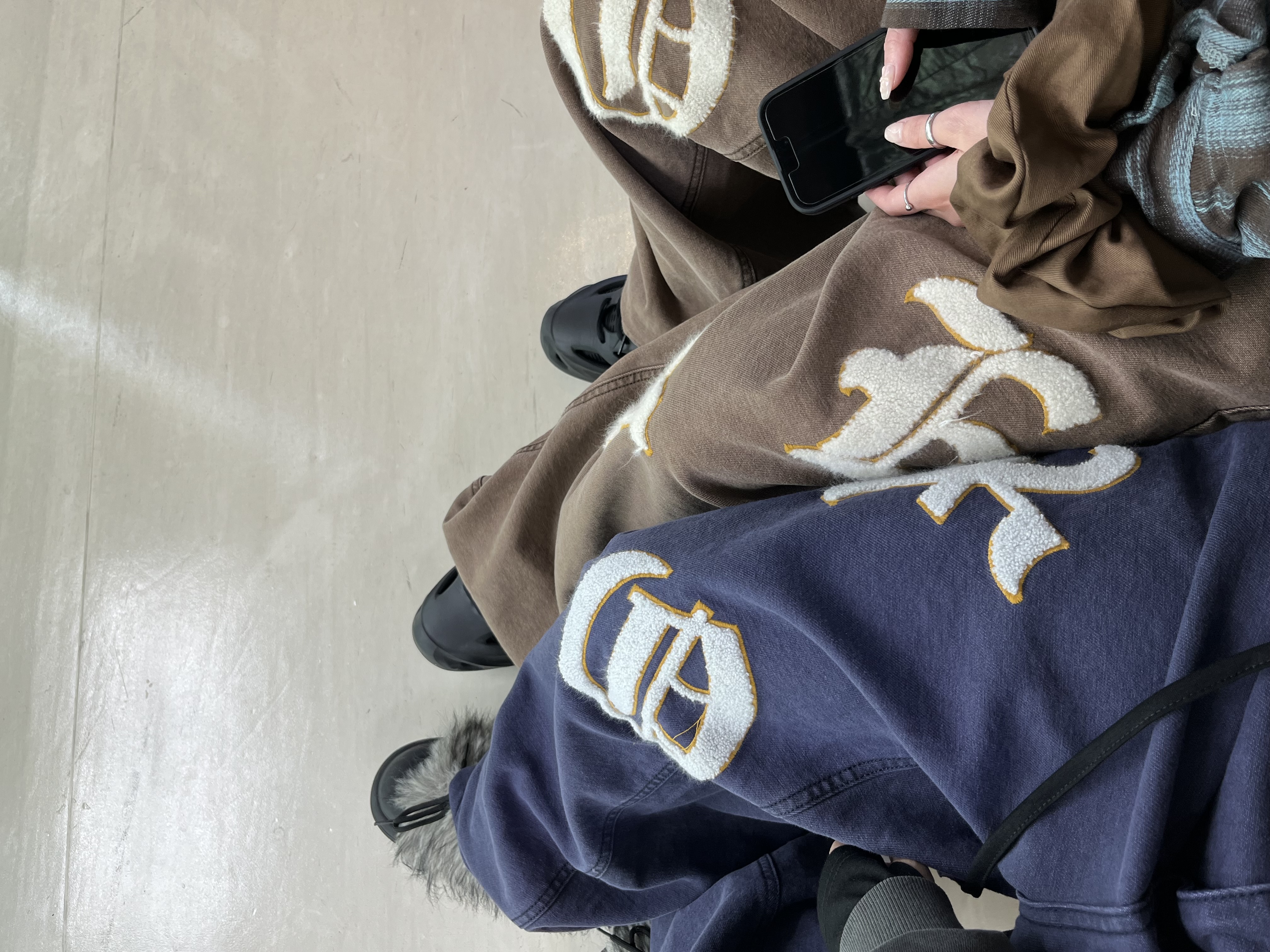 ワッペンがコーデのポイントに。𖦹°‧