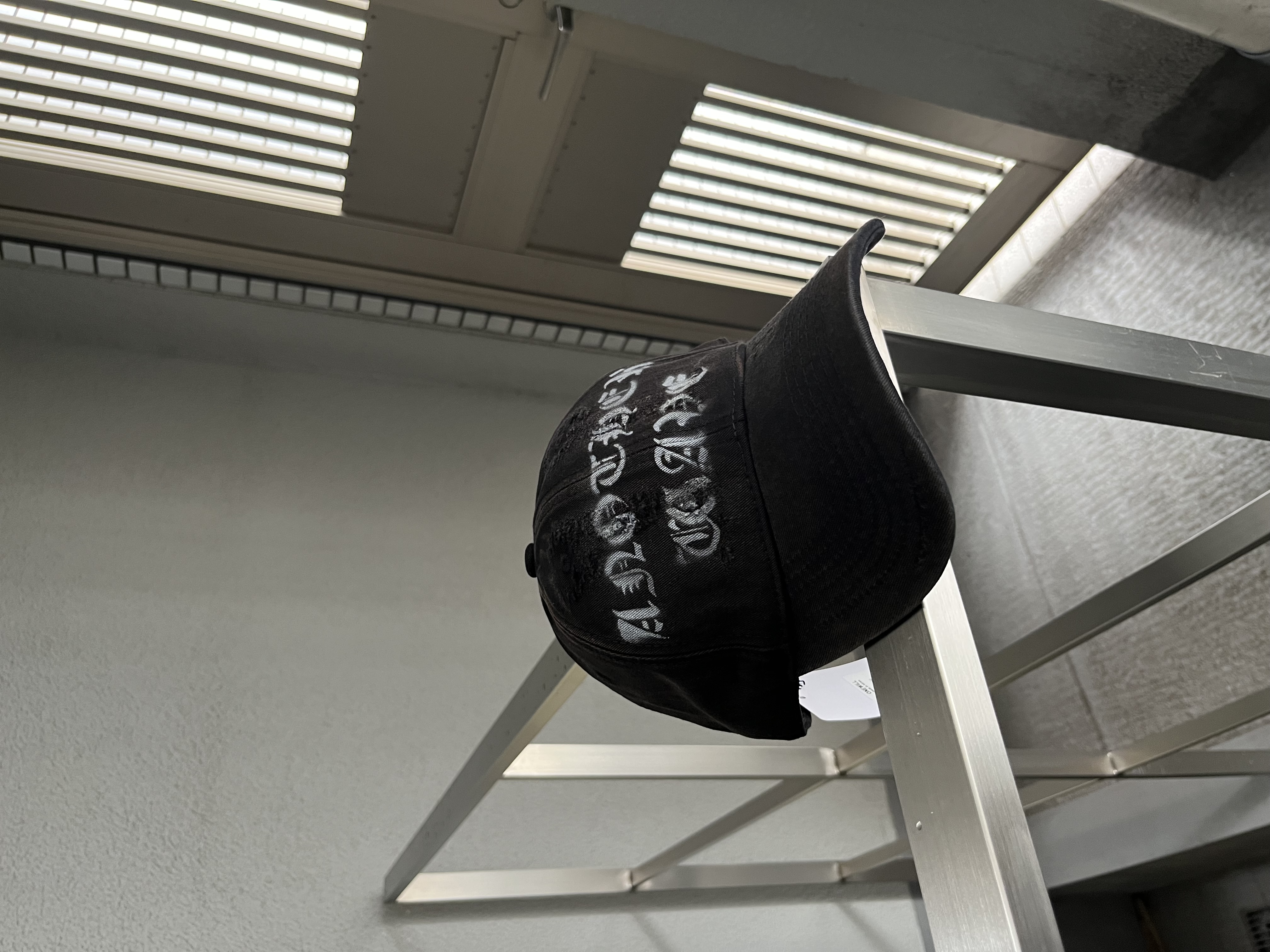 今っぽデニムにトレンドロゴのおすすめCAP🖤