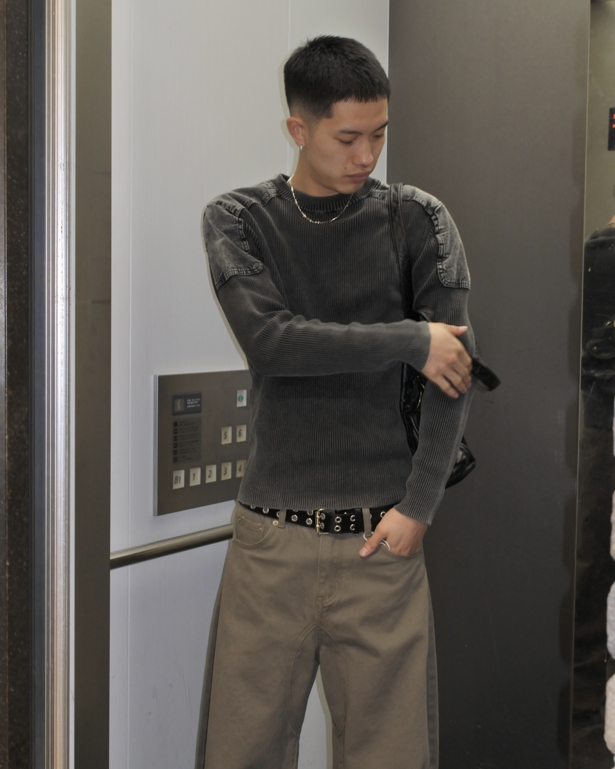 一枚で差がつく異素材ドッキングトップス✟