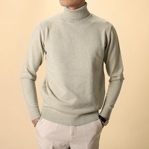 タートルネックが苦しい人へ。サイズは1つ上げてオシャレを楽しみましょう!