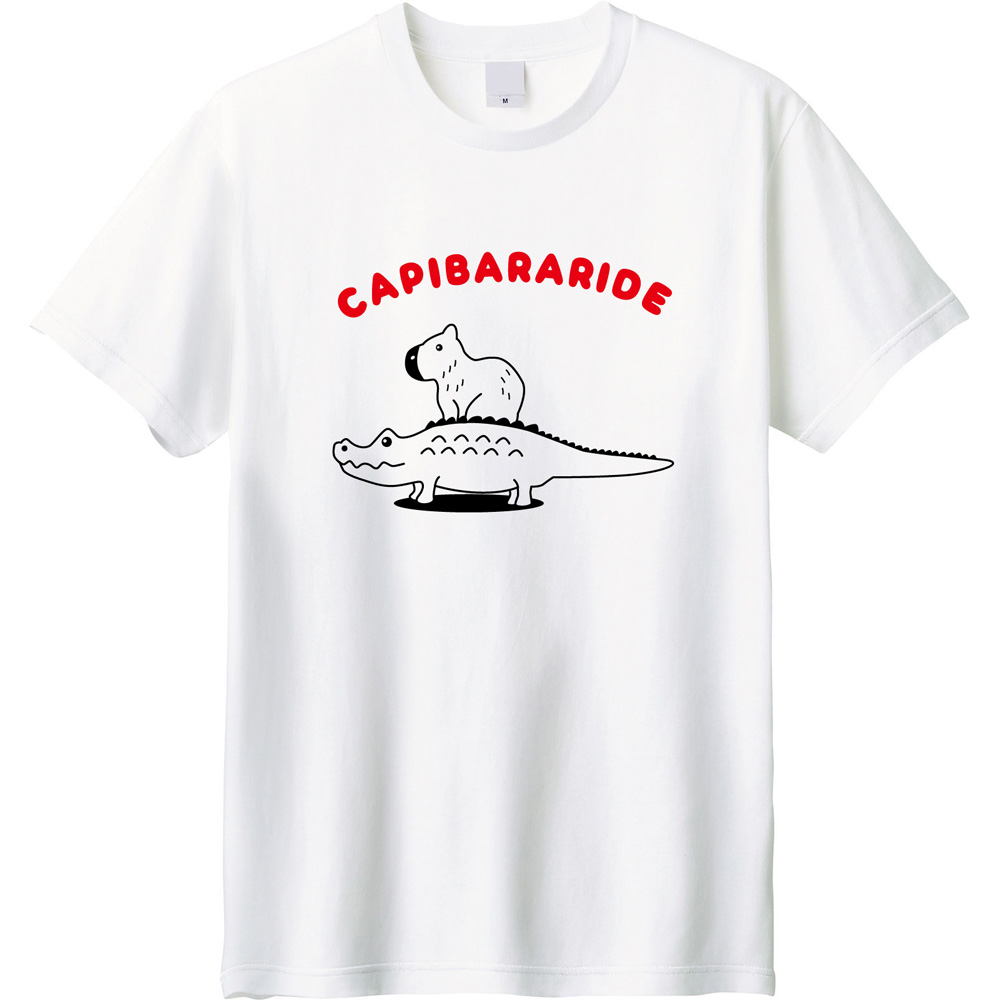 【新作登場】カピバラがワニに乗っちゃった！？遊び心全開の「カピバラライドロゴTシャツ」発売！