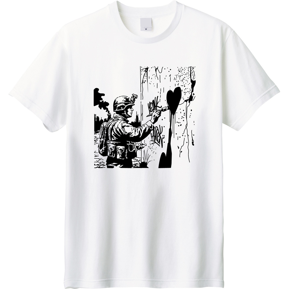 💥【Banksy風】兵士が愛を描く!平和を纏うグラフィックTシャツ登場!🎨
