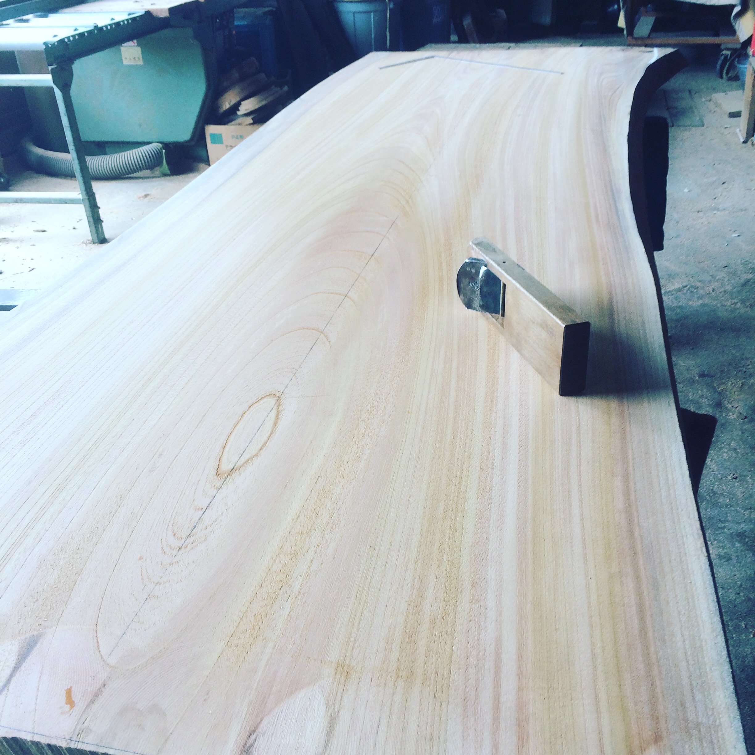 欅一枚板テーブル 徳大サイズのテーブル