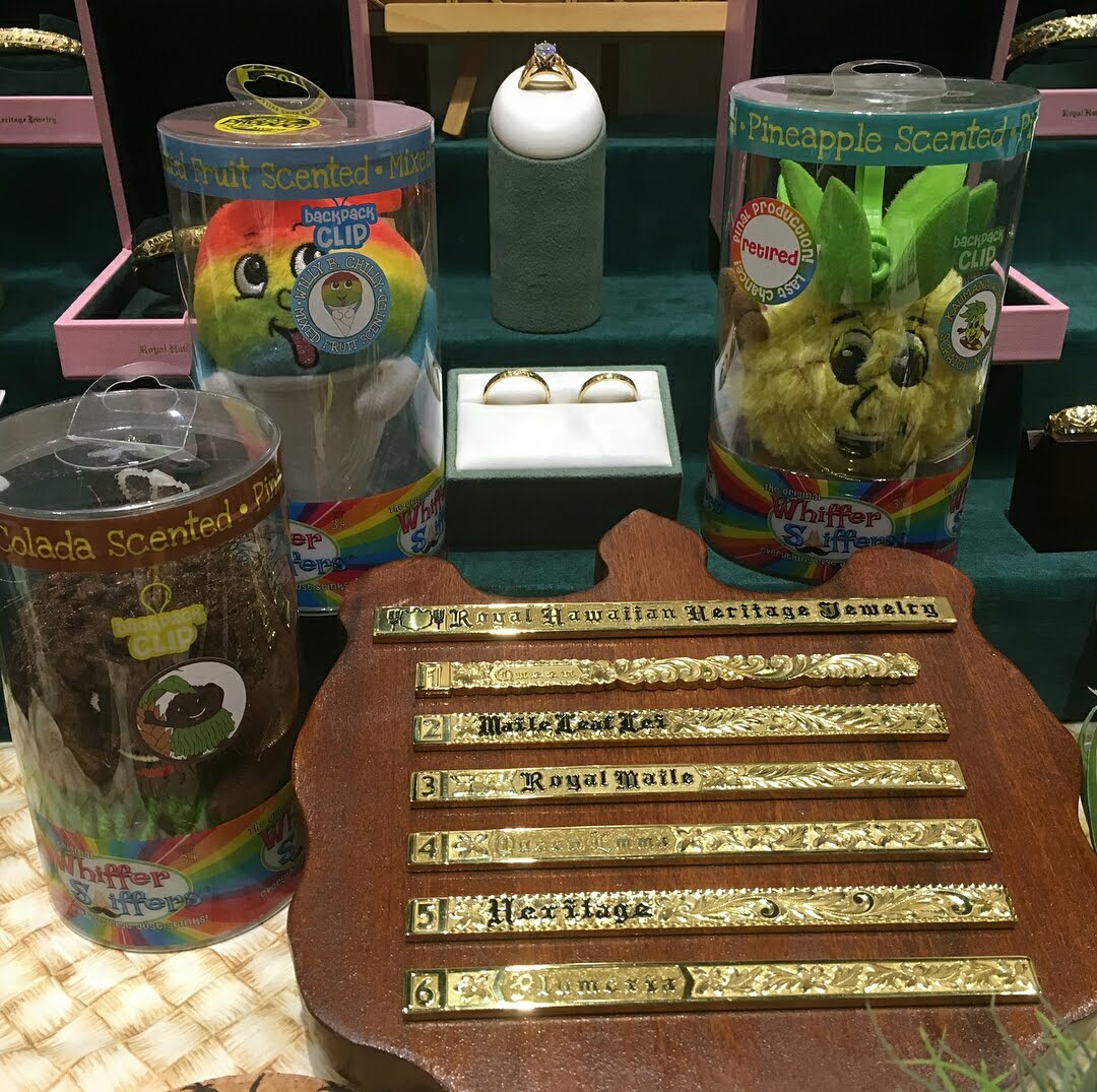 明日は通常営業しておりますので お近くを通られる際にはご来店お待ちしております。