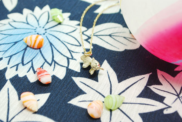 夏にぴったり!愛らしい金魚が泳ぐ、主役にもアクセントにもなるペンダントトップ!