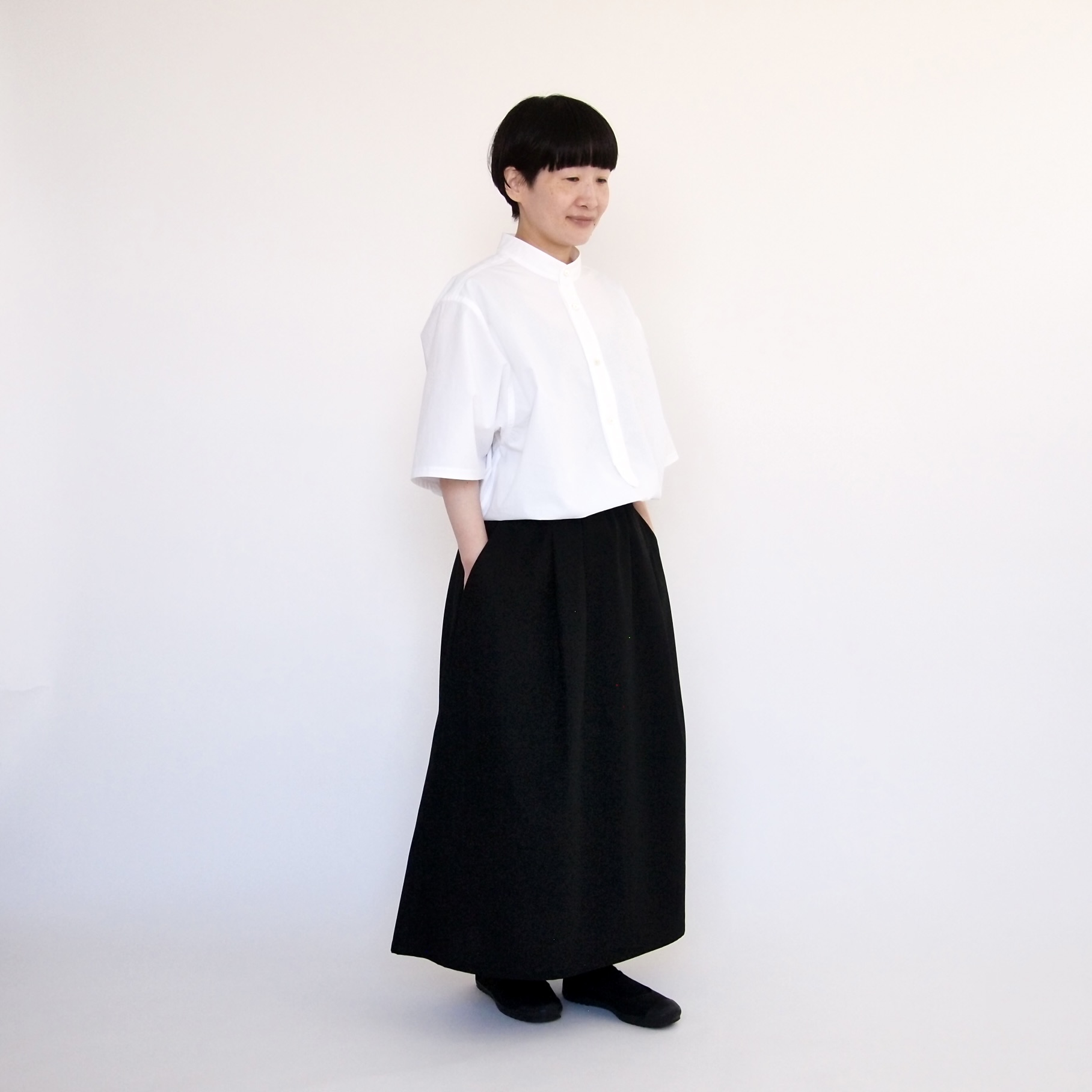 high twist gabardine tuck skirt/black