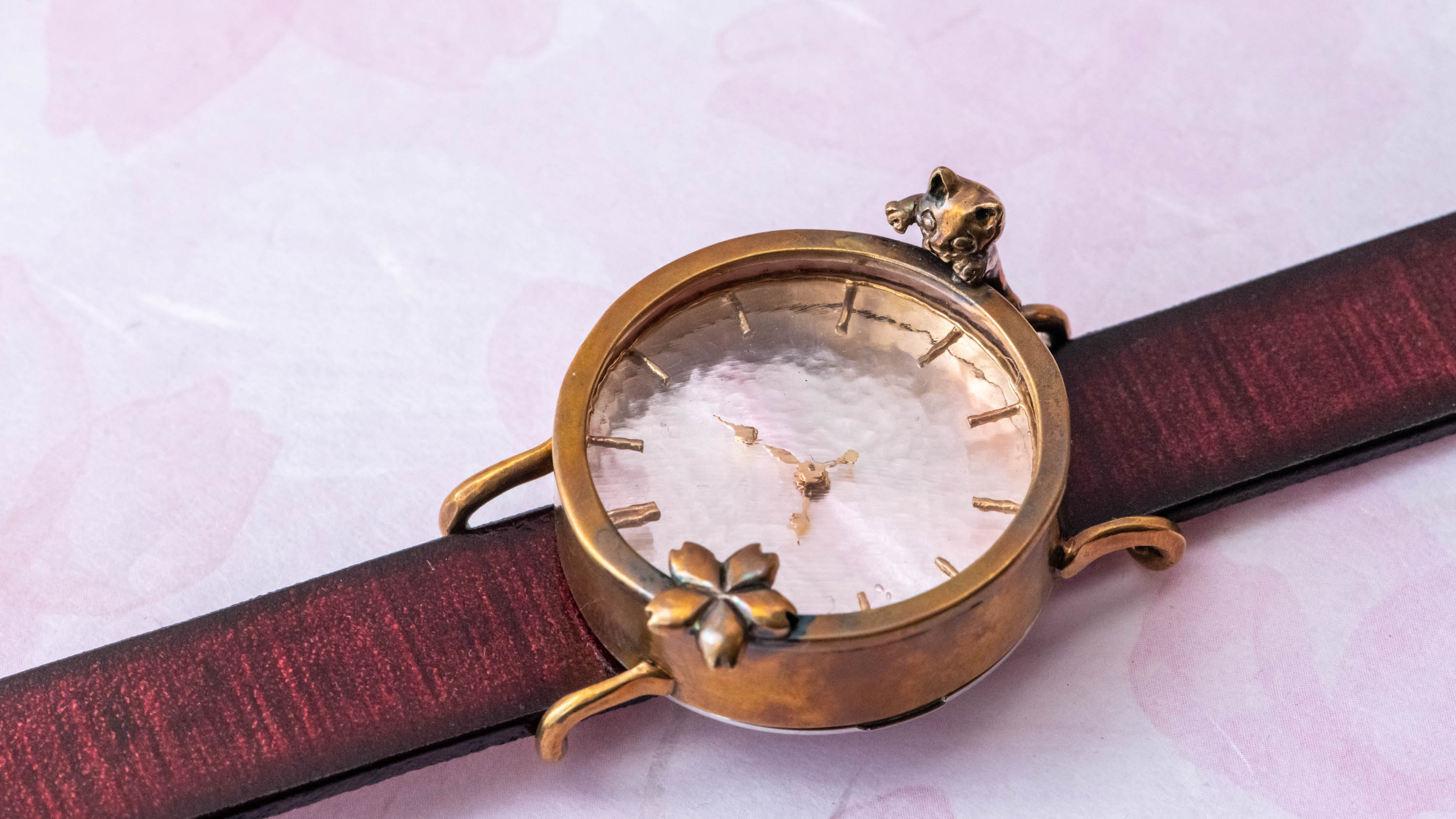 【新作のご紹介】桜舞う池に誘われる子猫腕時計Mマーブルピンク