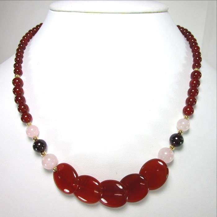 天然石カラーストーンネックレスの神秘性