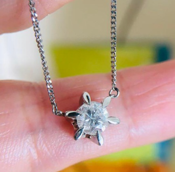 輝く美を纏う:プラチナ&ダイヤモンドネックレス✨💎