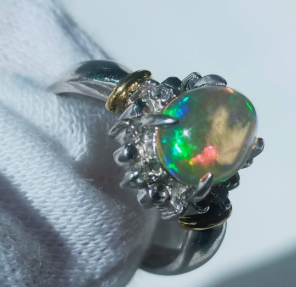 星座の舞台裏:Pt900 K18 オパール ダイヤモンドリングの輝きと贅沢