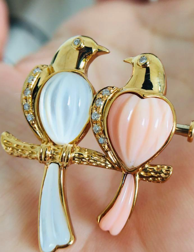 🌺 **華麗なるK18珊瑚とダイヤモンドの融合:オシドリモチーフブローチ** 🌟