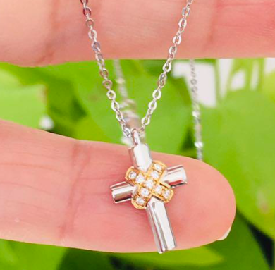 ✨輝きとエレガンスの調和─ K18ダイヤモンドクロスネックレスの魅惑✨