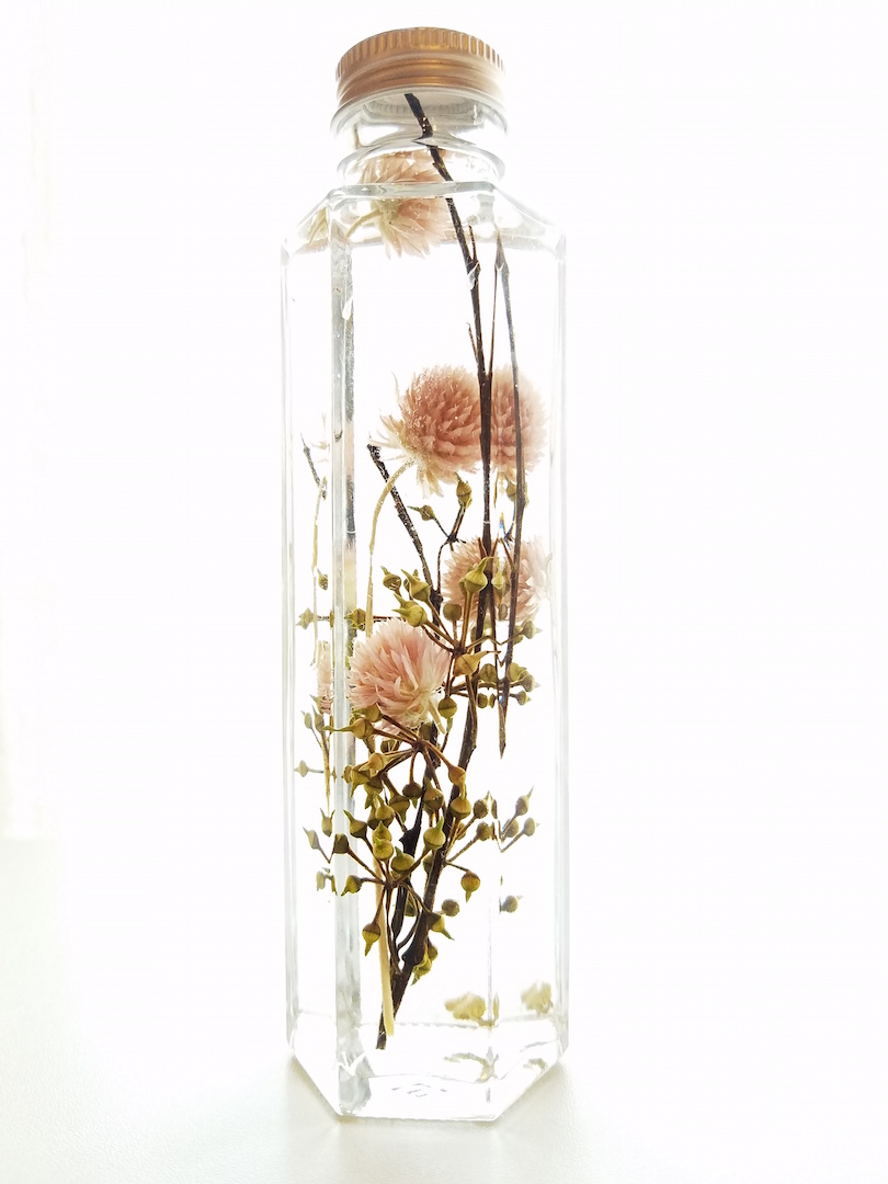 お家の中でお花見しましょ♪ボトルの中に浮かぶ桜のハーバリウム