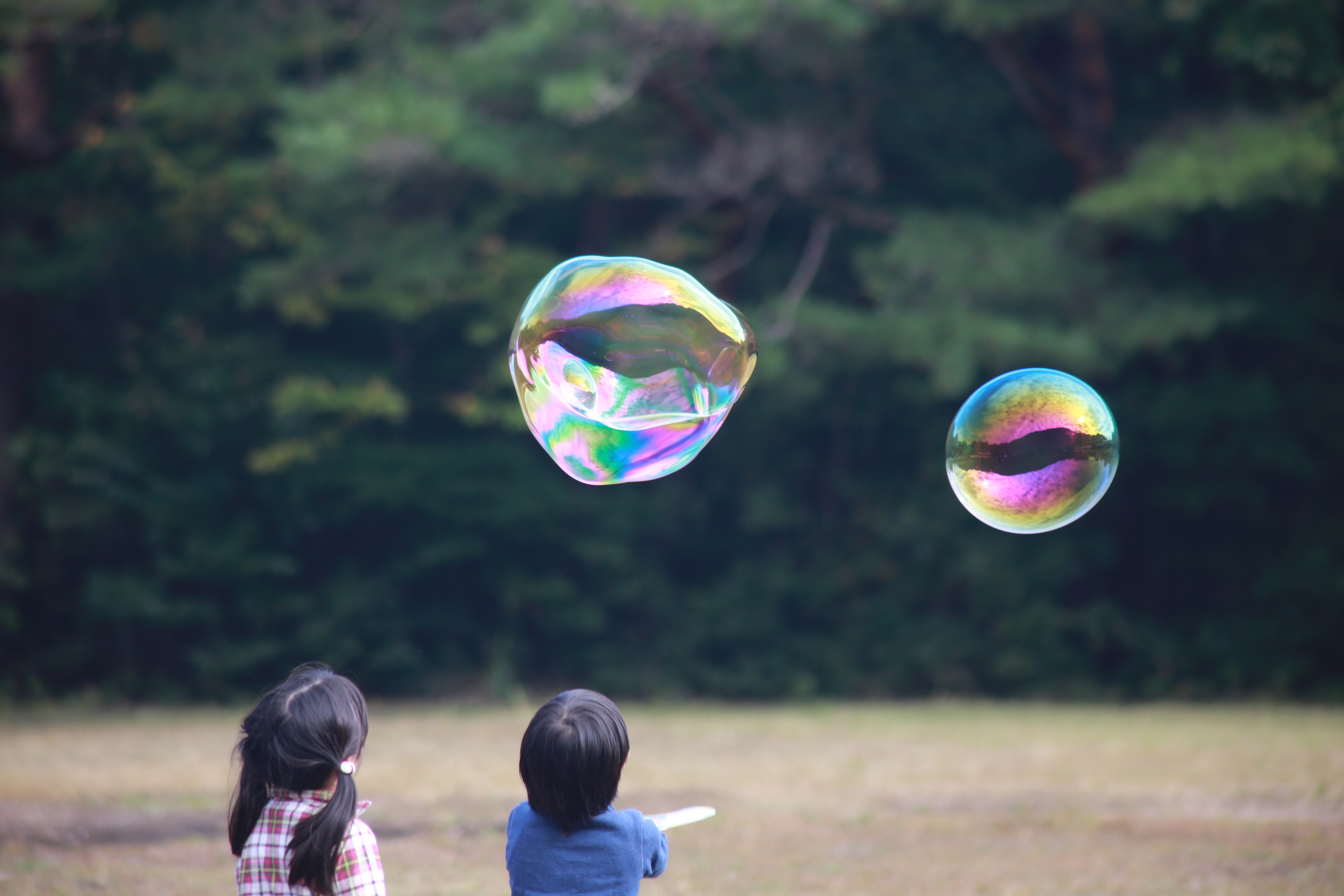 シャボン玉と子供の写真って絵になります。