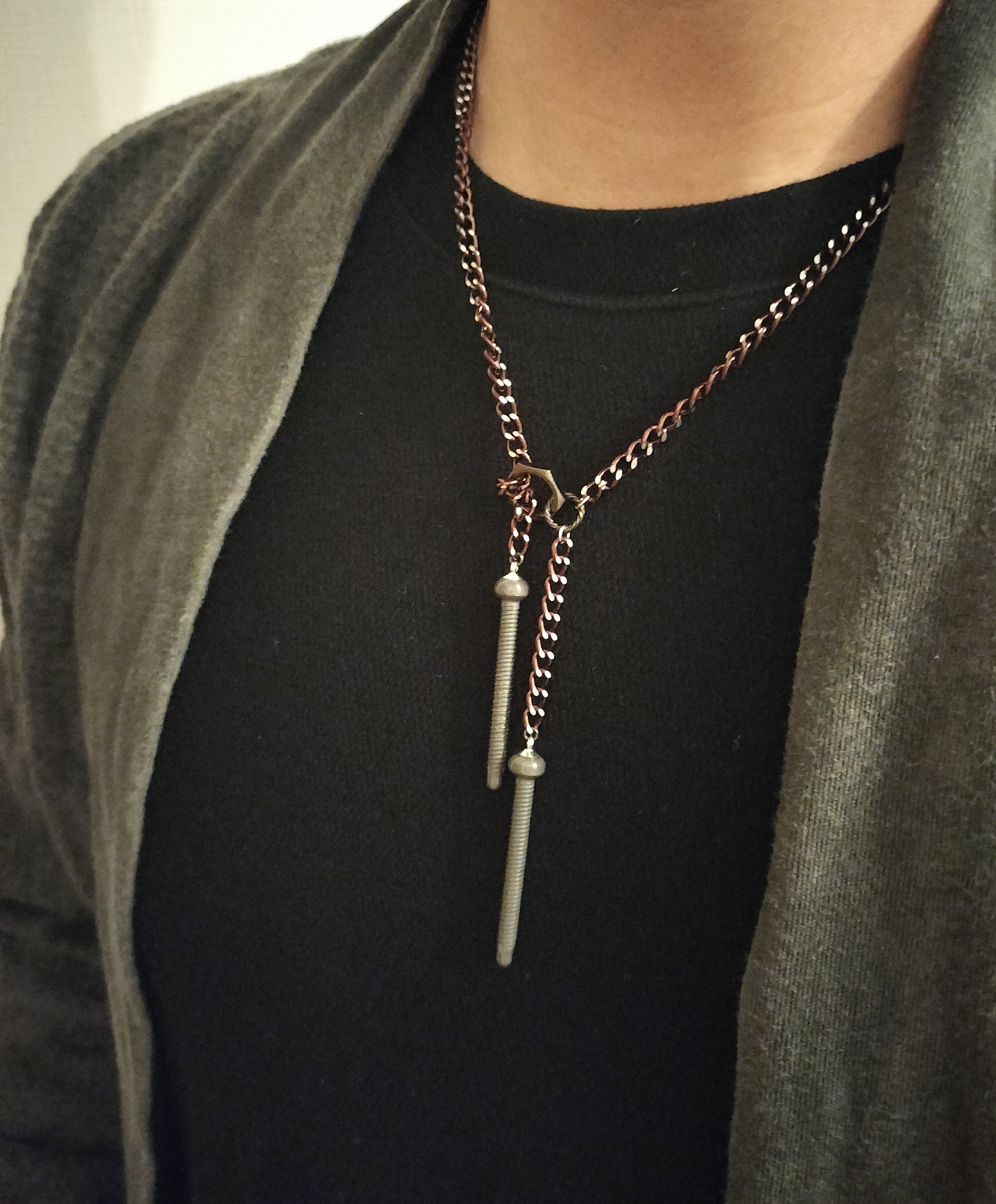 怪我から生まれたアクセサリー