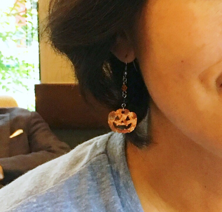 ハロウィンナイトピアスを買ってくれたママ友。今月毎日付けてくれるそう。