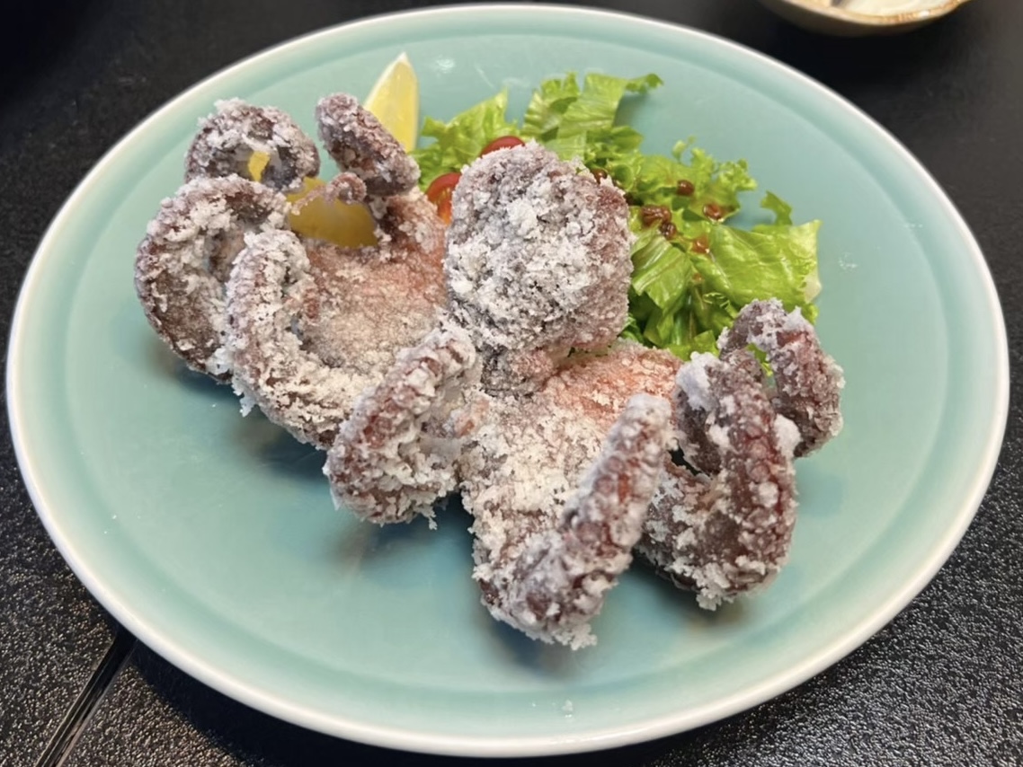 千年松の別注料理「タコの丸揚げ」。食卓で楽しむ瀬戸内の味