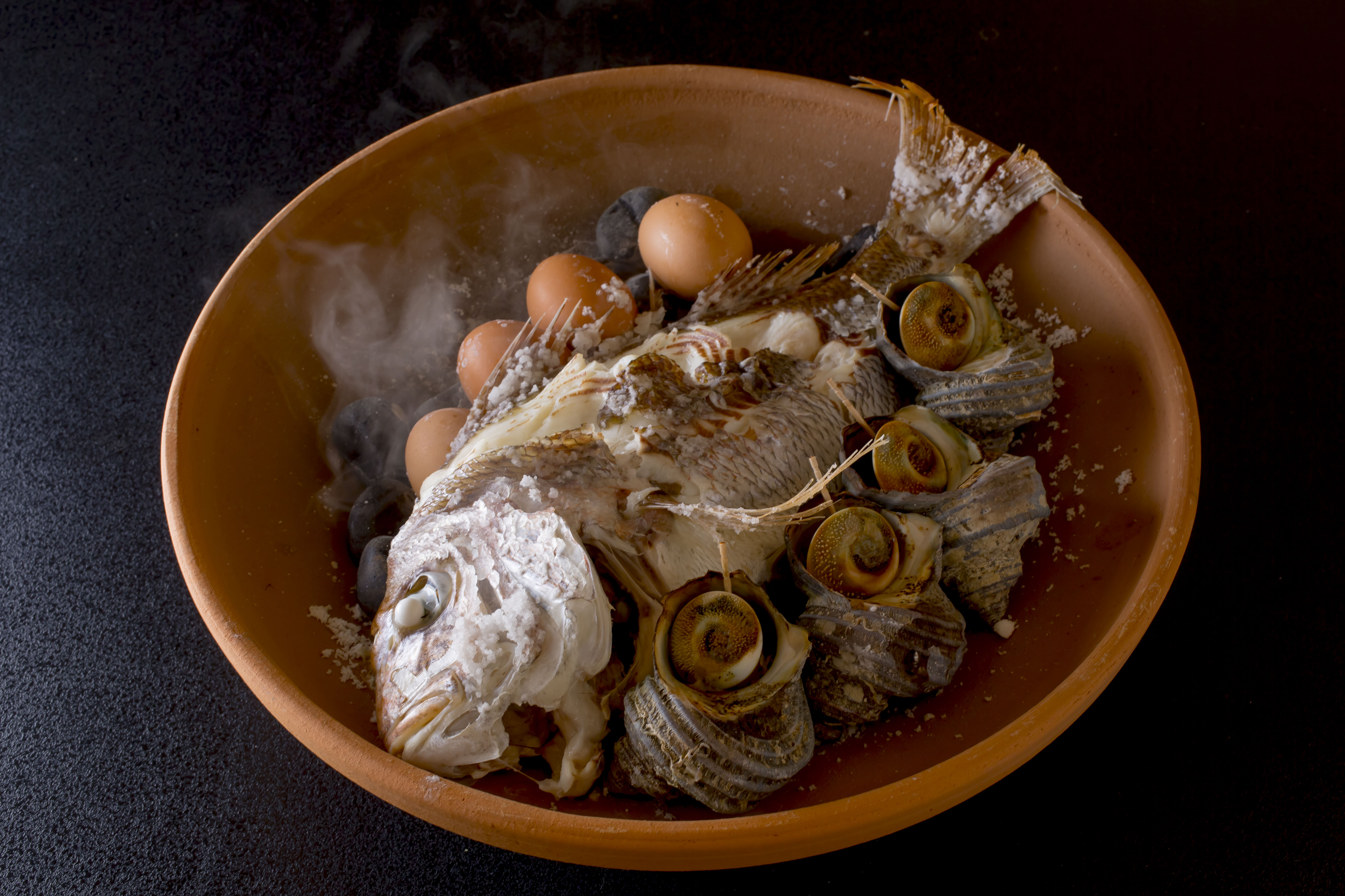 千年松の名物料理「焙烙焼き」。目の前の海を、料理で感じてもらいたい