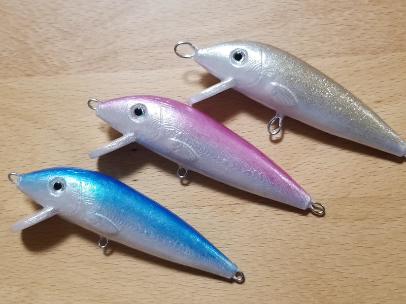 酢酸セルロースのルアーに着色塗装を行いました