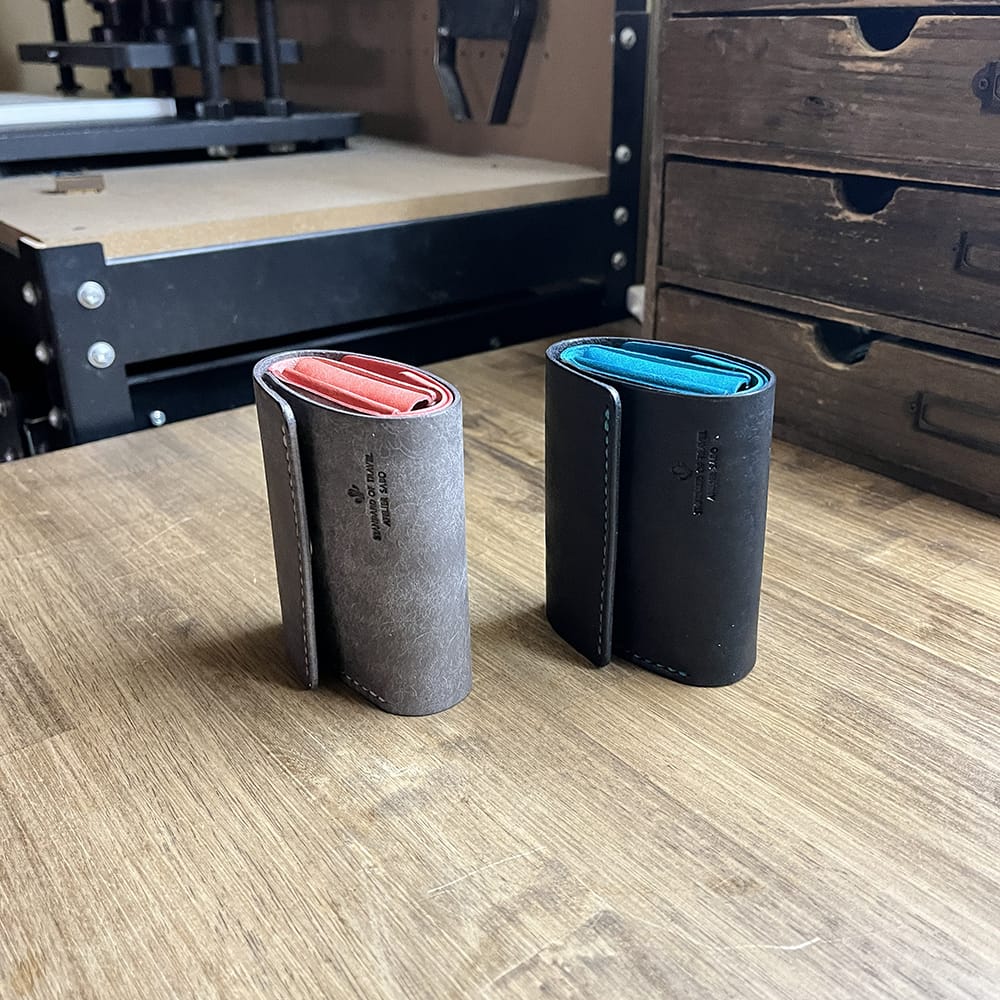 財布がパンパンの人と、薄い人。