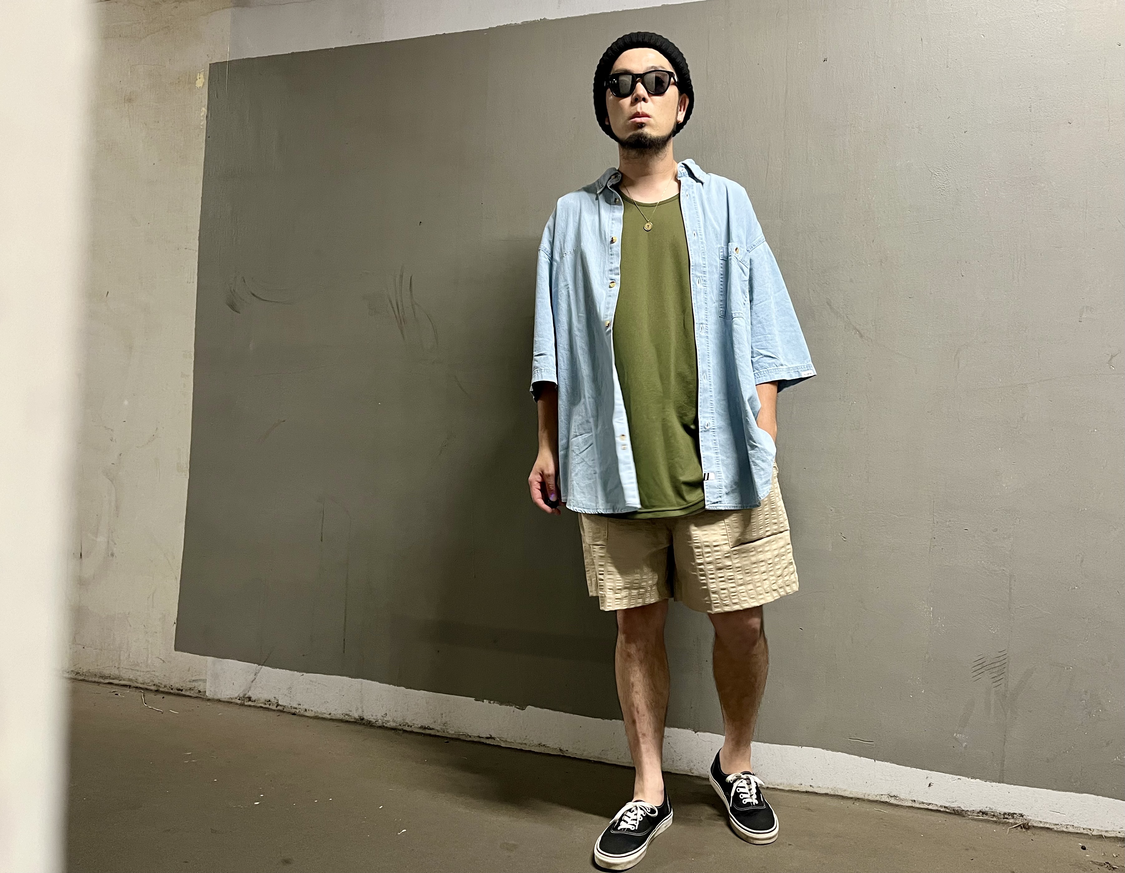 半袖シャツに短パンなんて...