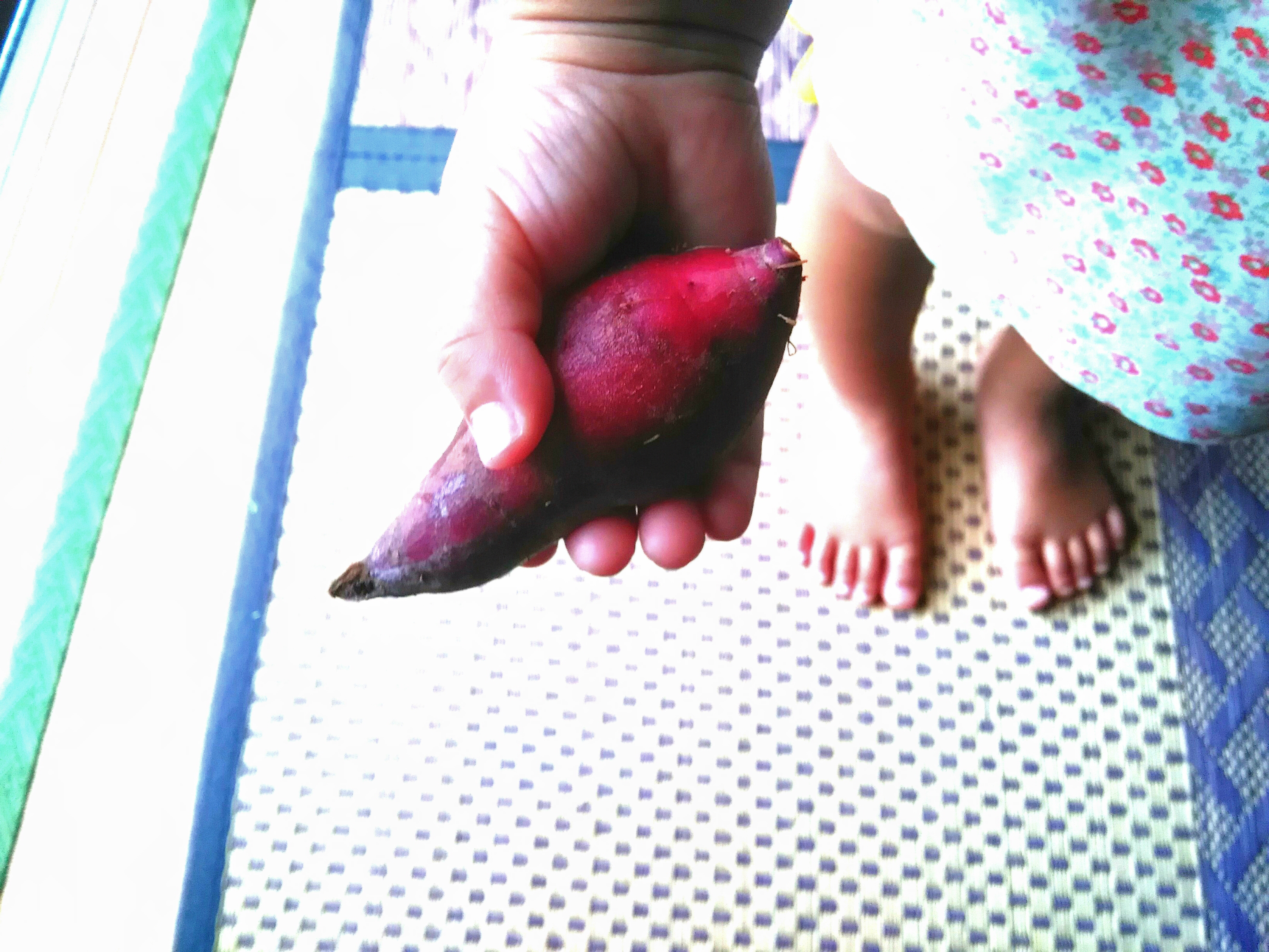 ちっちゃいお芋は2歳の娘の手にぴったりサイズ！アルミホイルを巻いて、魚焼きグリルで焼き芋にしました